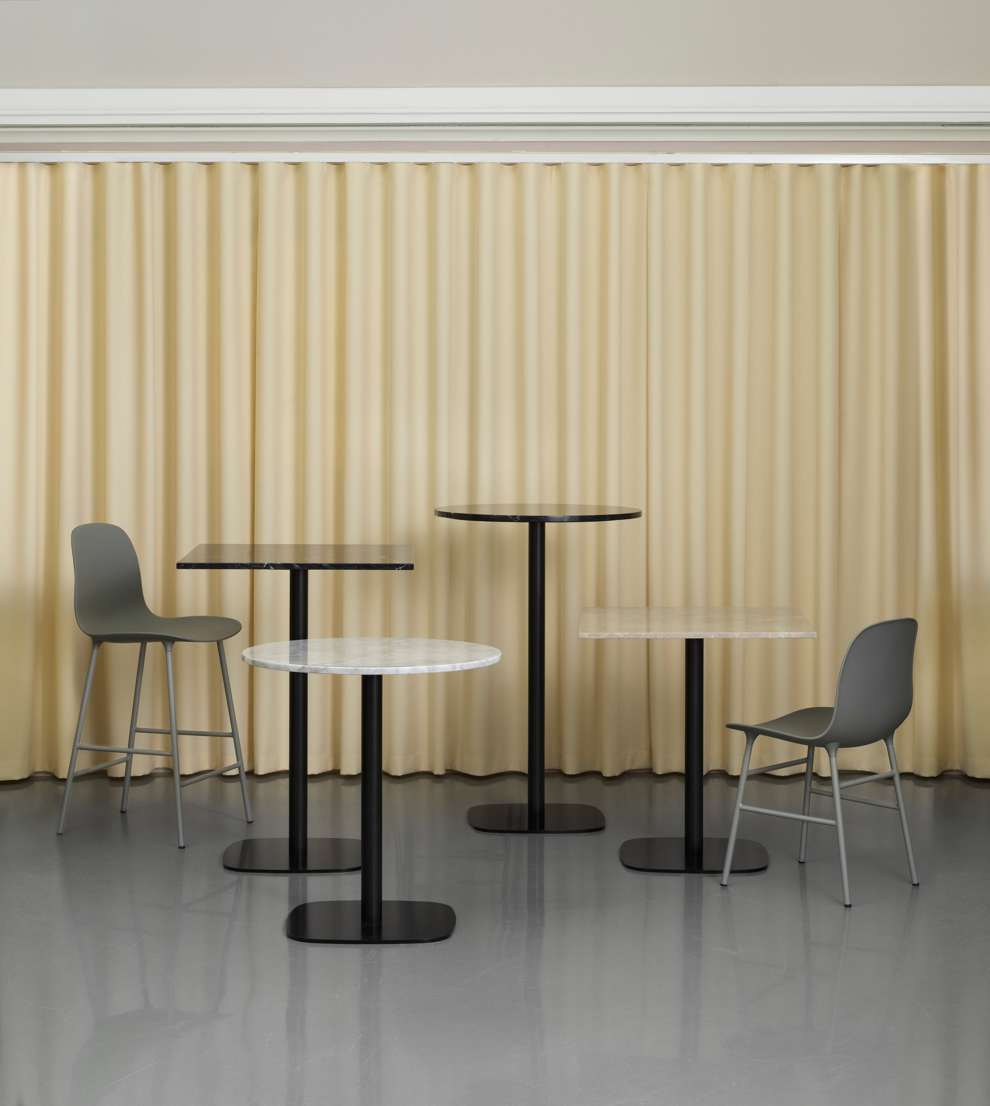 Caffered table round forms, a marble sand top with a black base