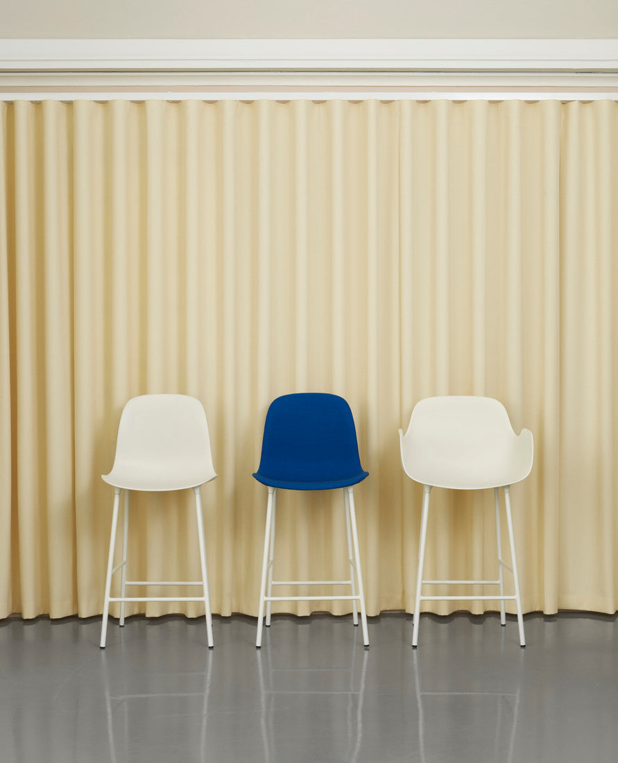 Bar chair with armrests of forms warm gray