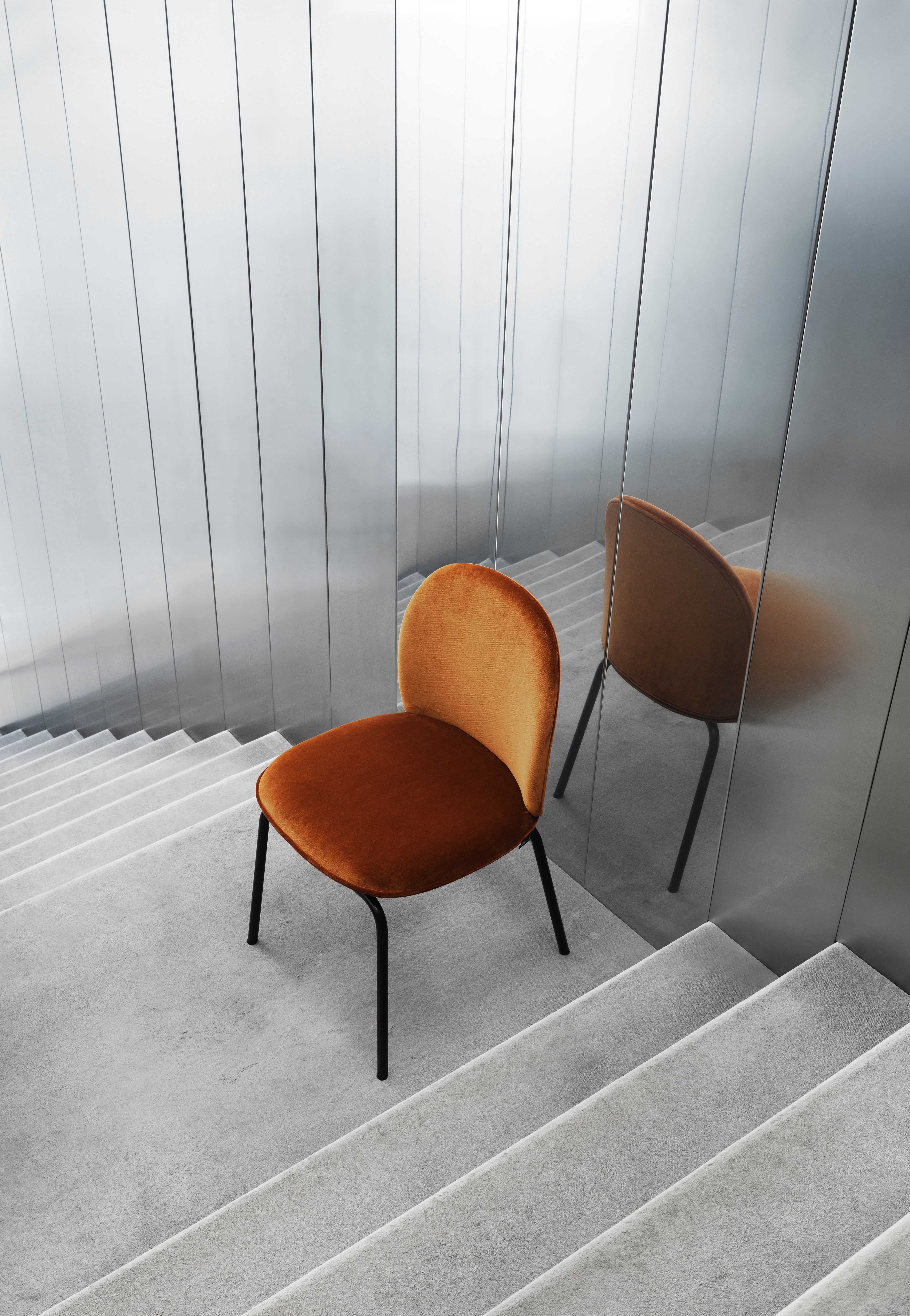 Ace chair black base