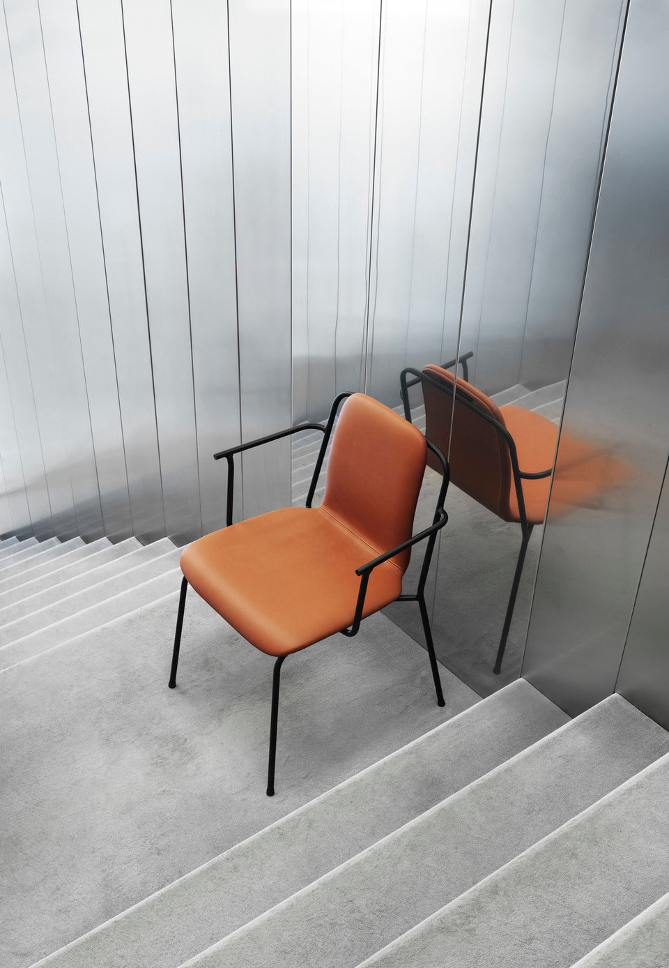 Chair with armrests Studio Veneer Oak with a black base