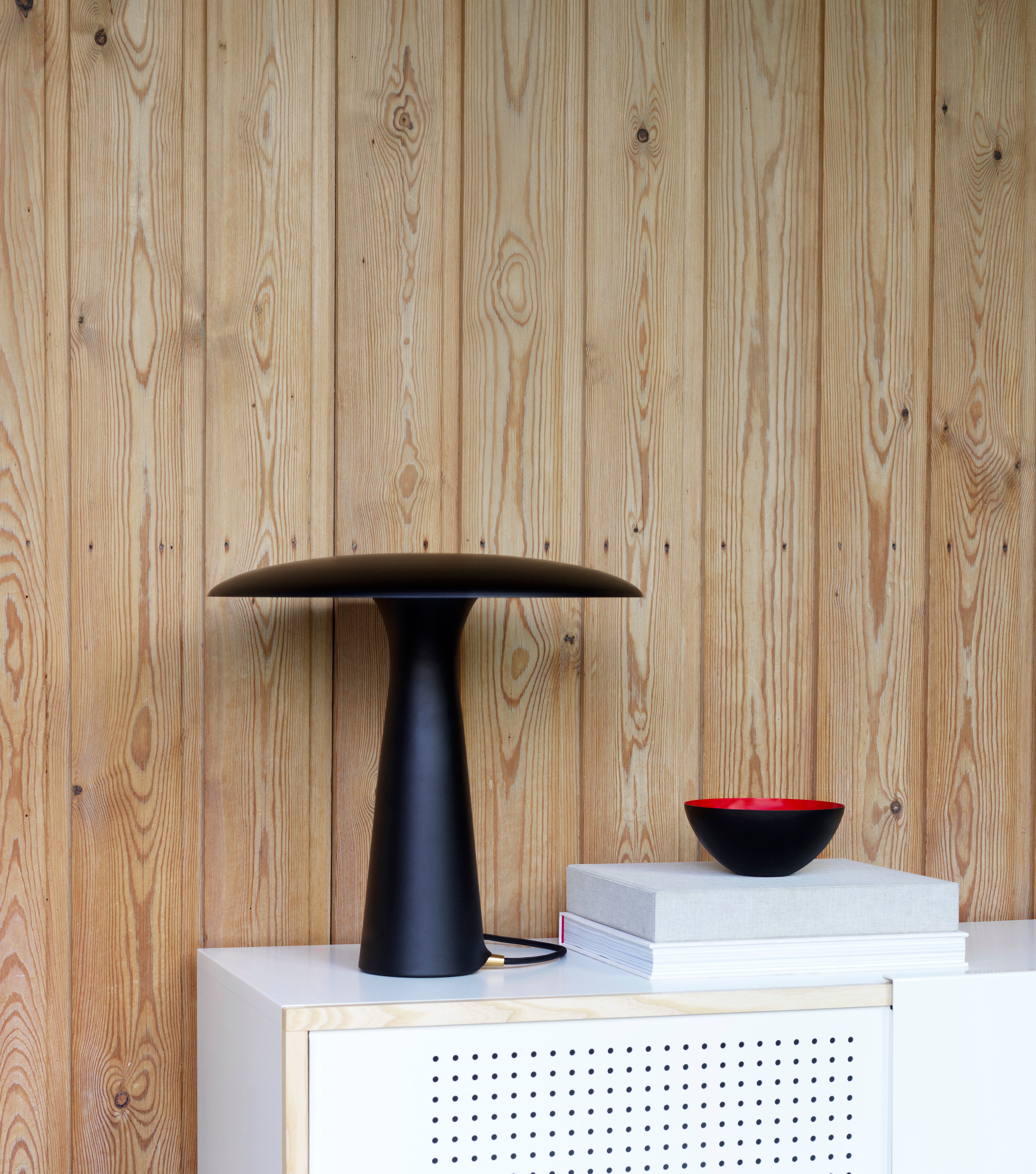 SHELTER black table lamp