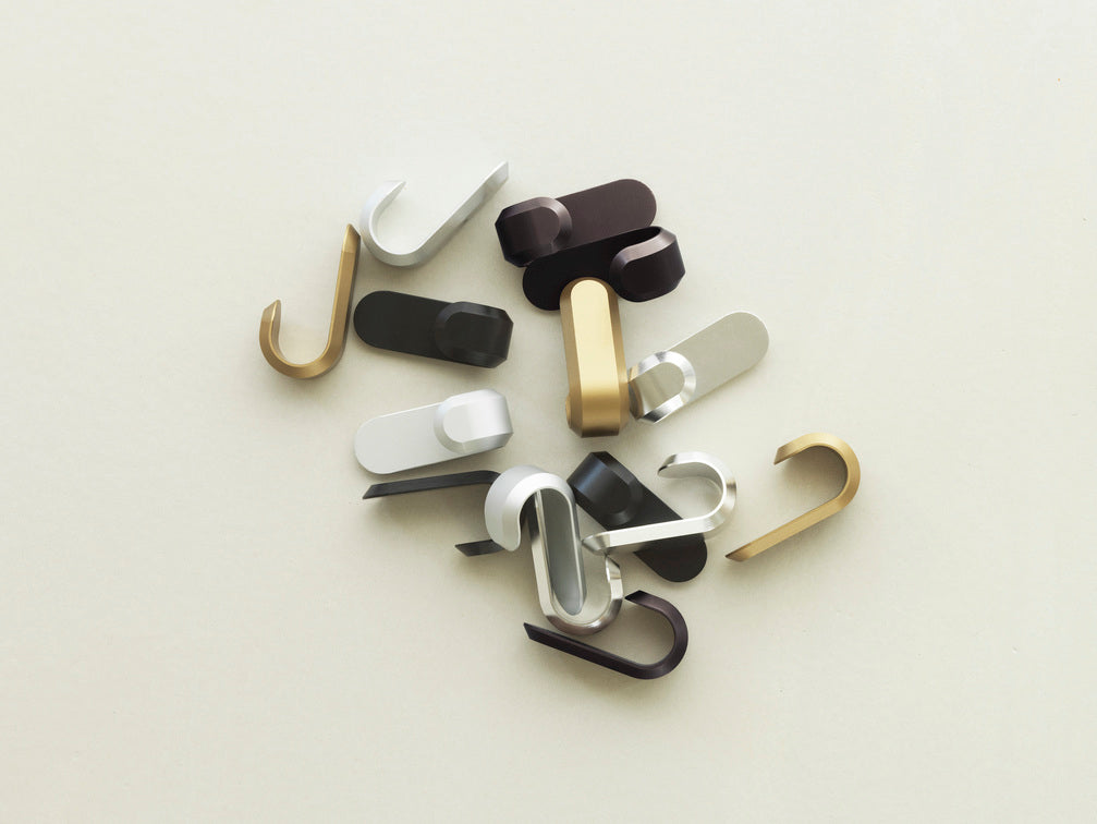 Set von CURVE Kleiderhaken in mattem Gold