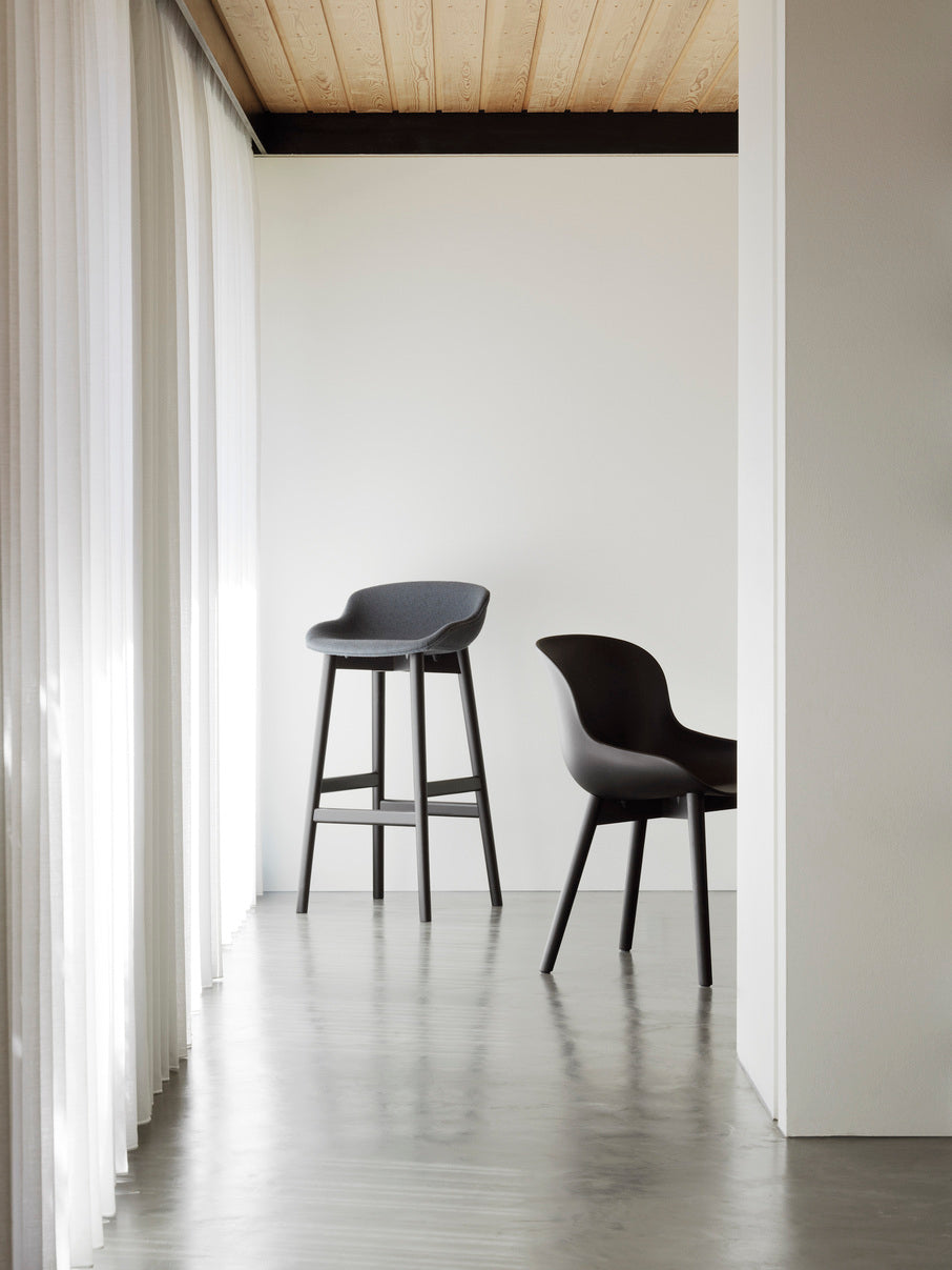 Hyg black chair with a natural oak base