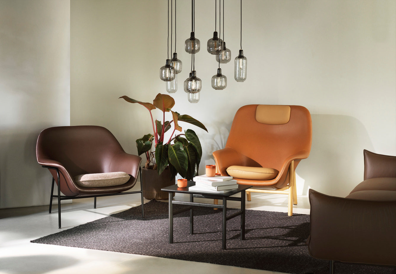 Fotel DRAPE HIGH z dębową podstawą