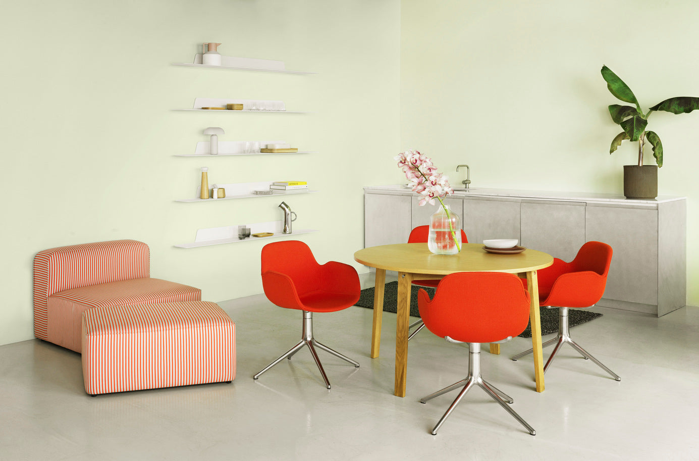 Office chair with 4L white armrests with an aluminum base