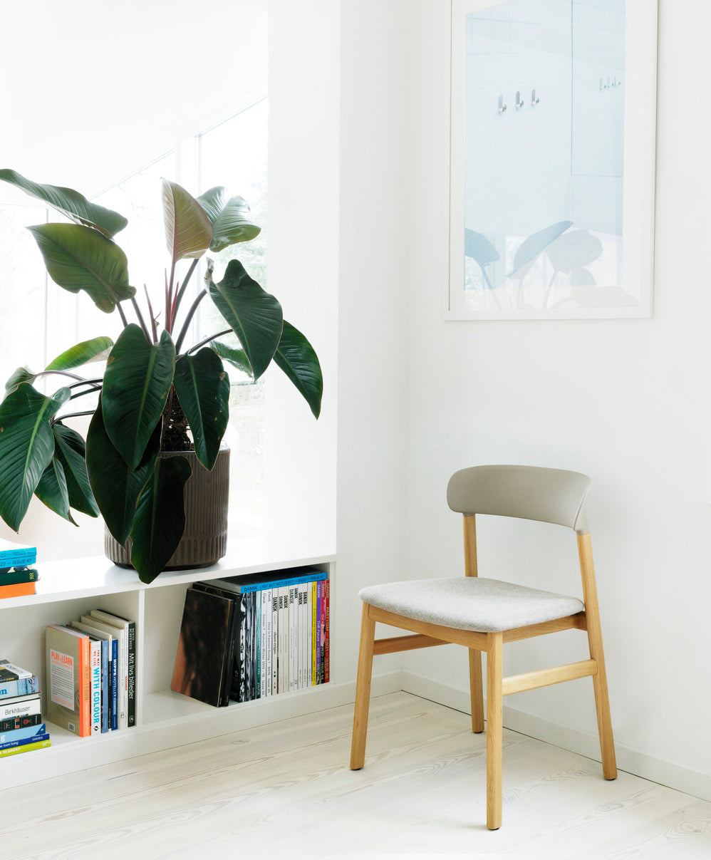 Herit upholstered chair with a dark oak base