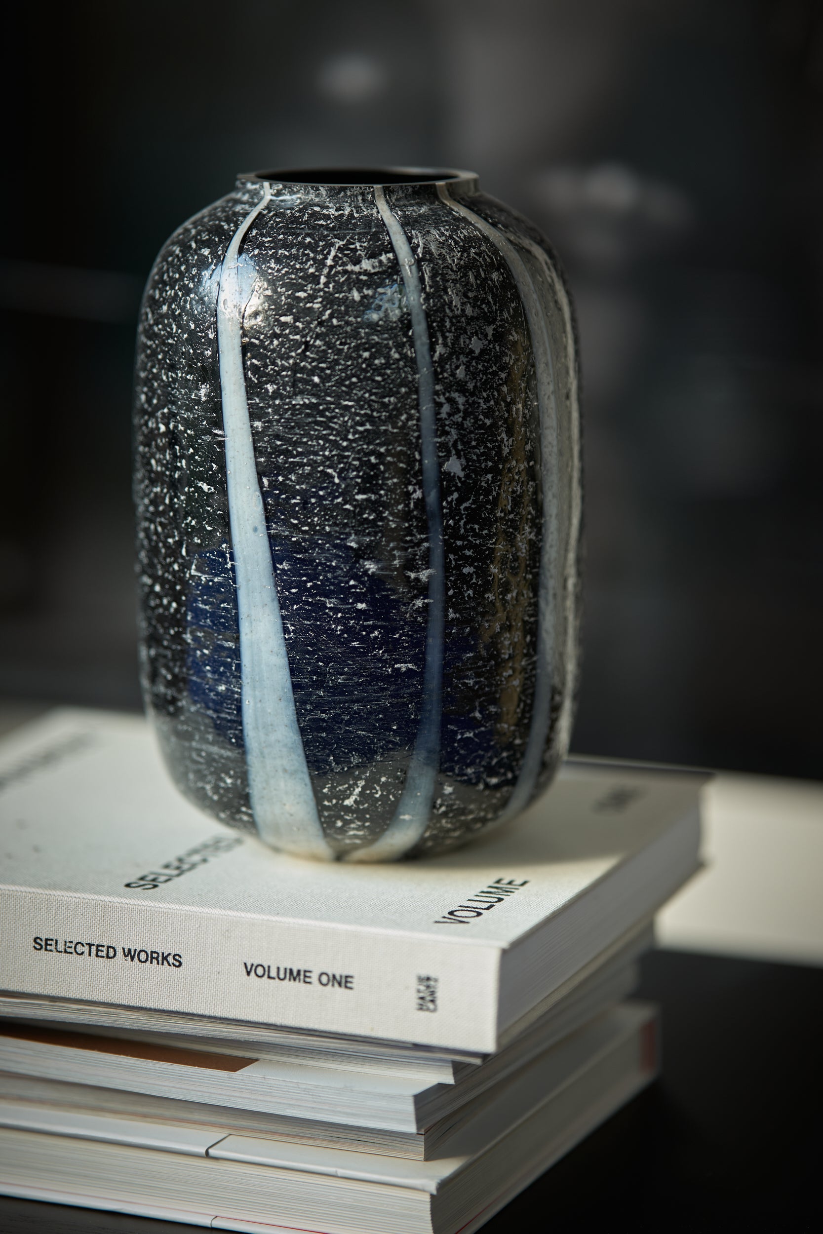 Szklany wazon monochromatyczny HKliving    Eye on Design