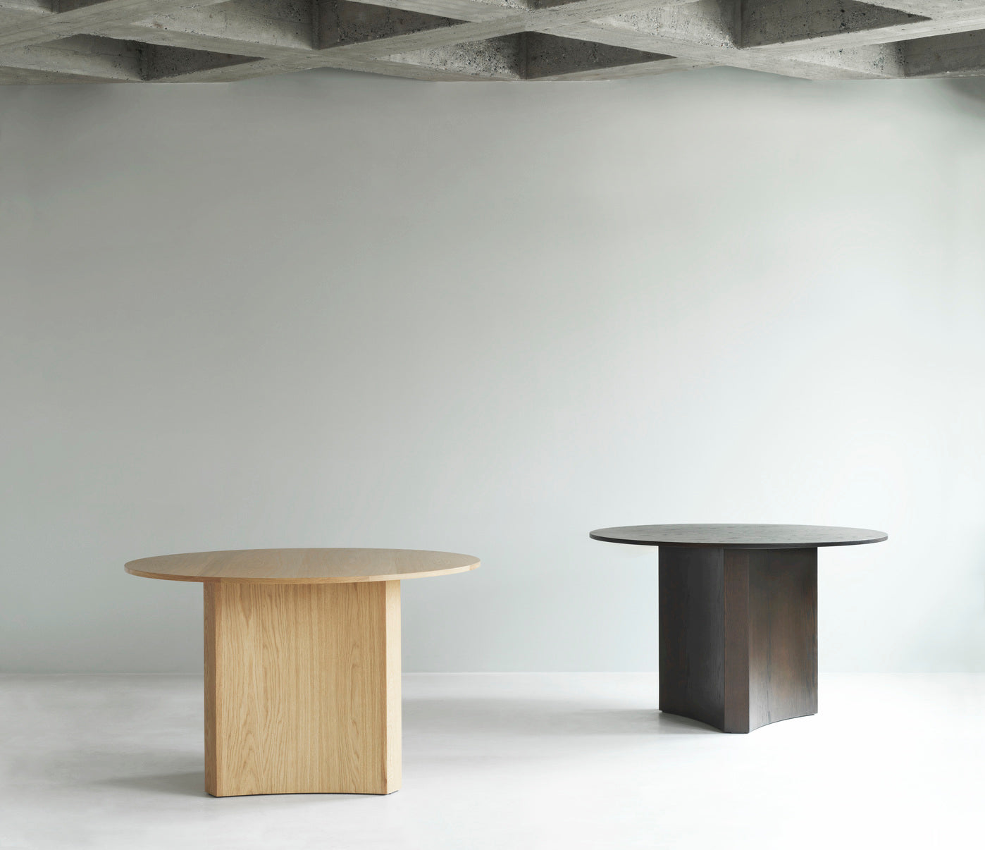 Round table Bue brown oak veneer
