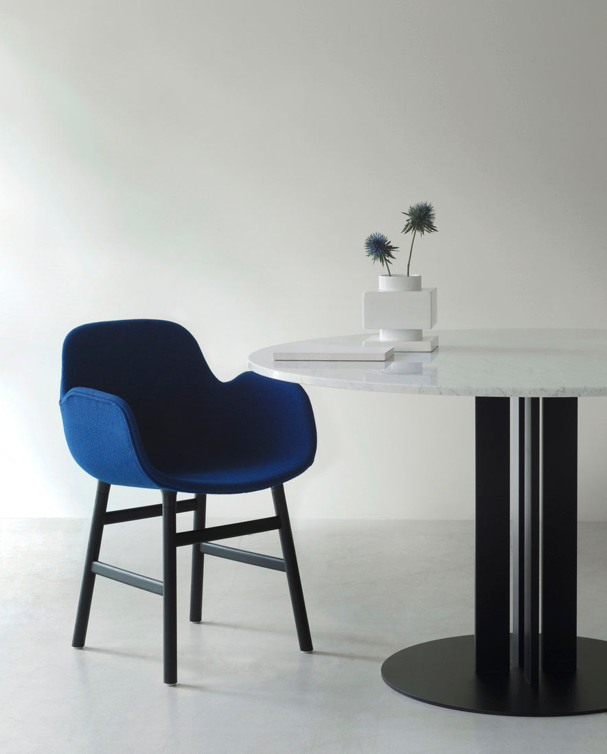 Chair with armrests gray forms with a black oak base