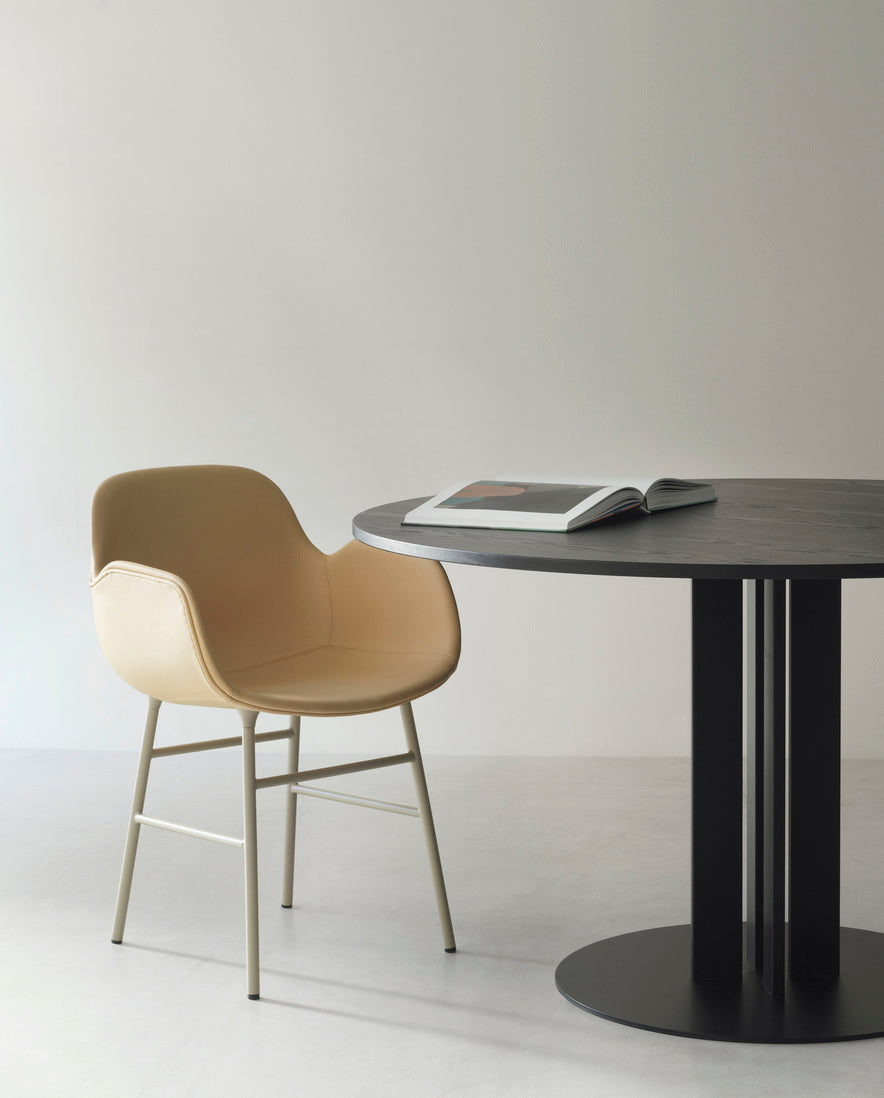 Round table Scala black veneered top with a black base