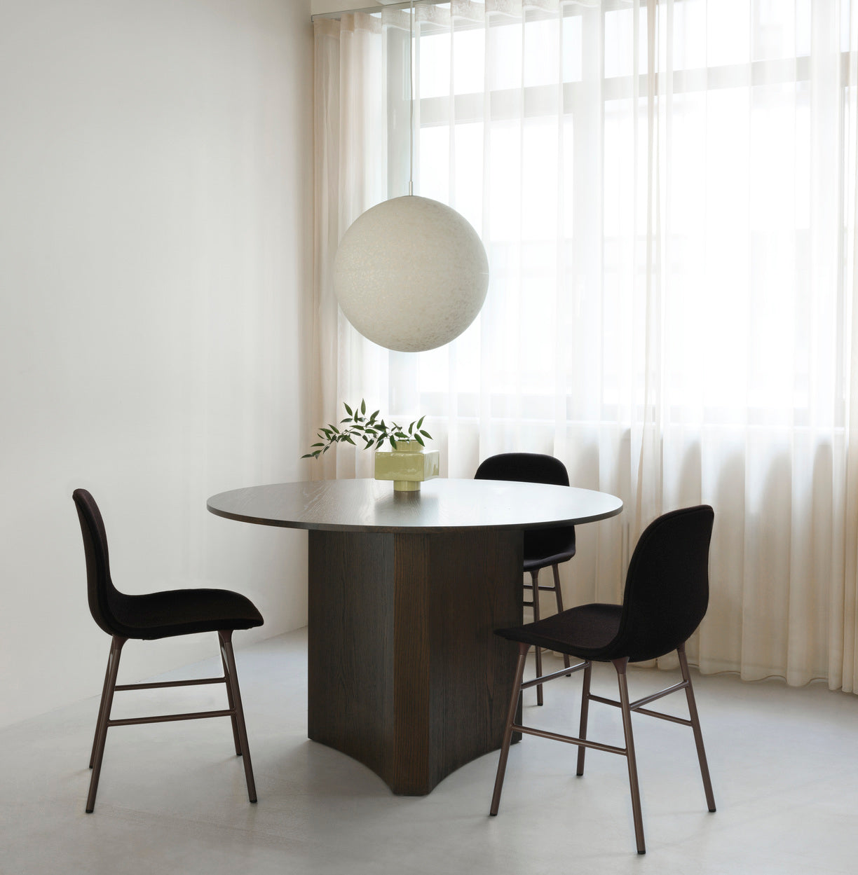 Round table Bue brown oak veneer
