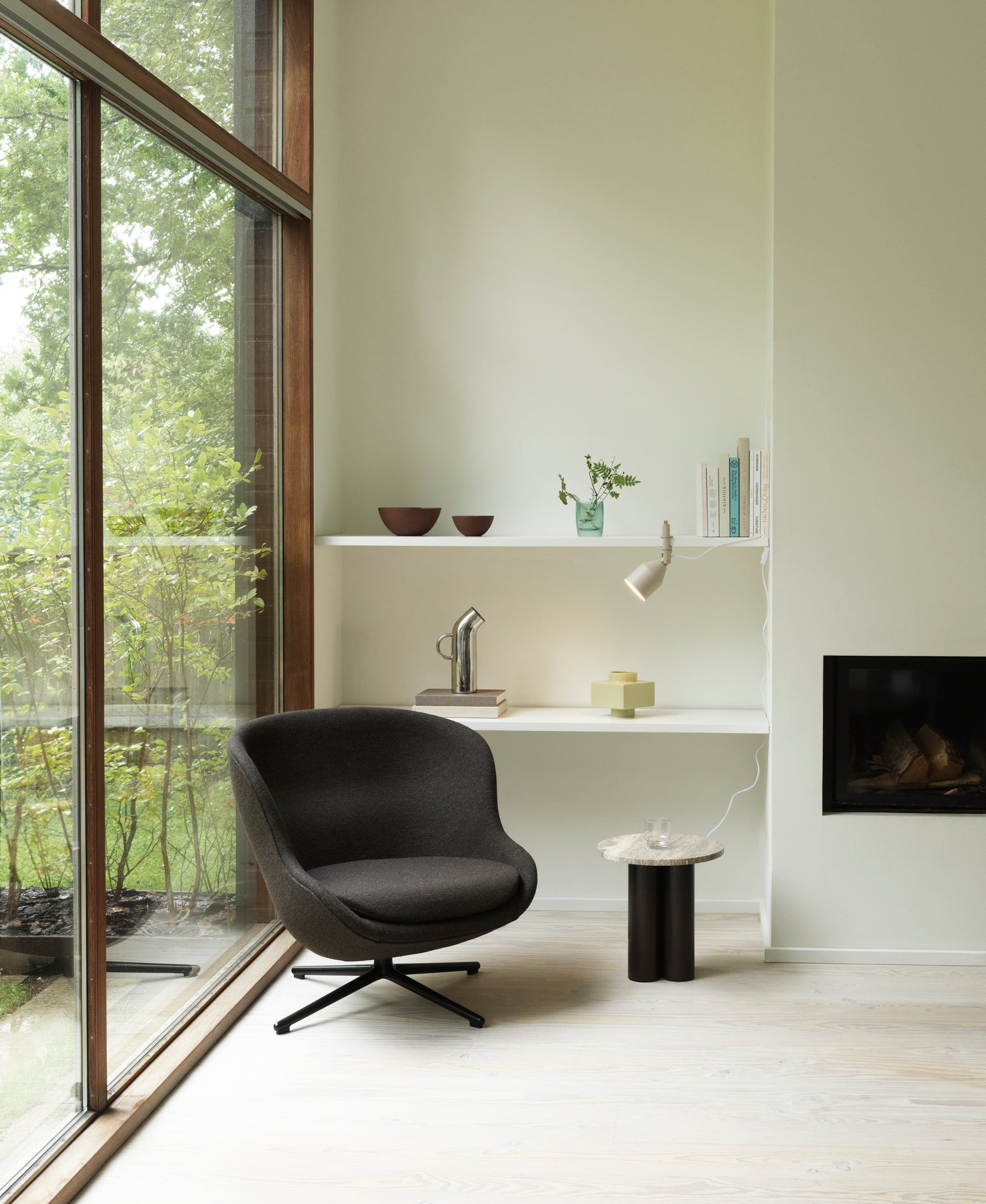 Hyg Low armchair with an aluminum base