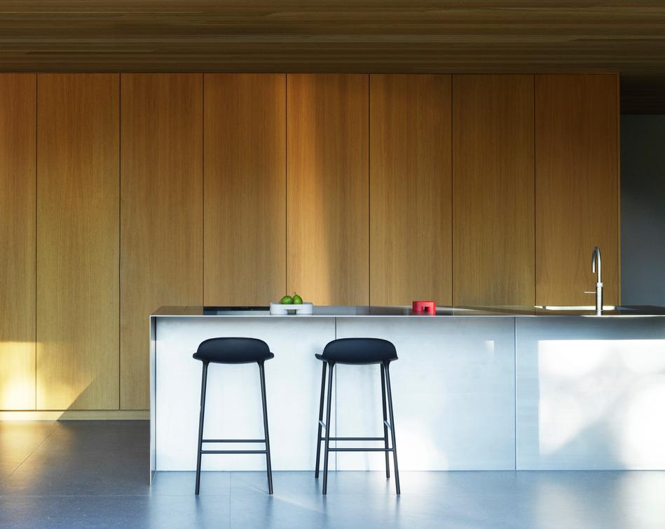 Blue Hocker -Form mit einer Chrombasis