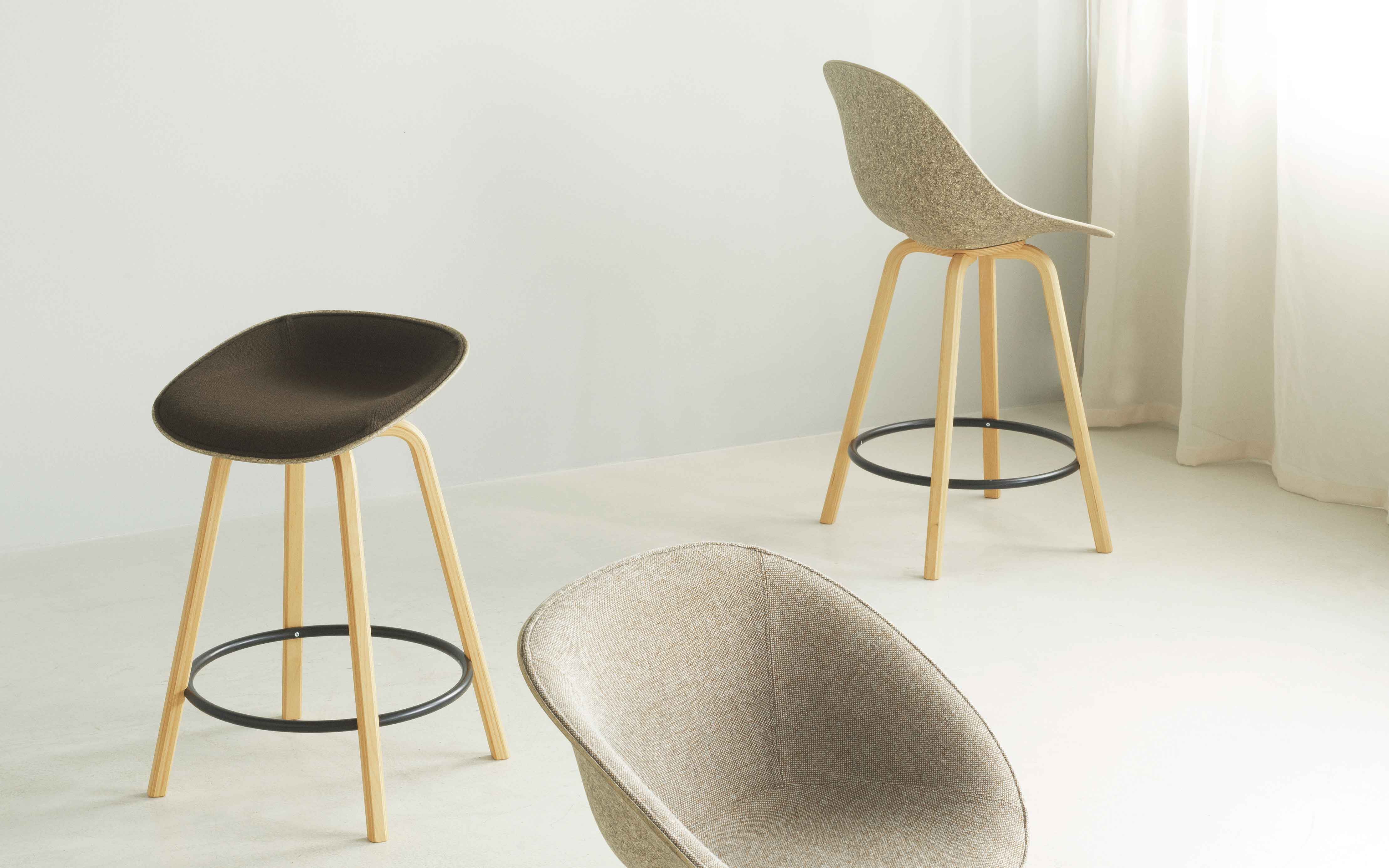 Krzesło barowe MAT ARMCHAIR zielony z czarną podstawą