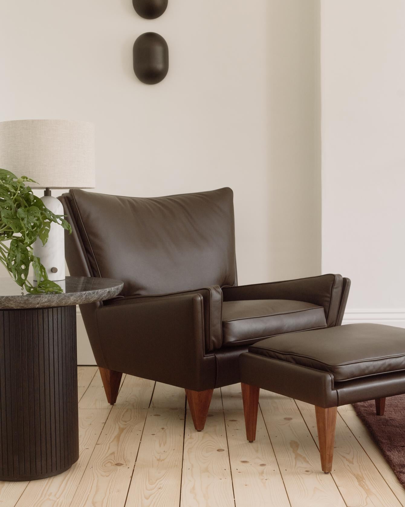 HOWARD black wall lamp