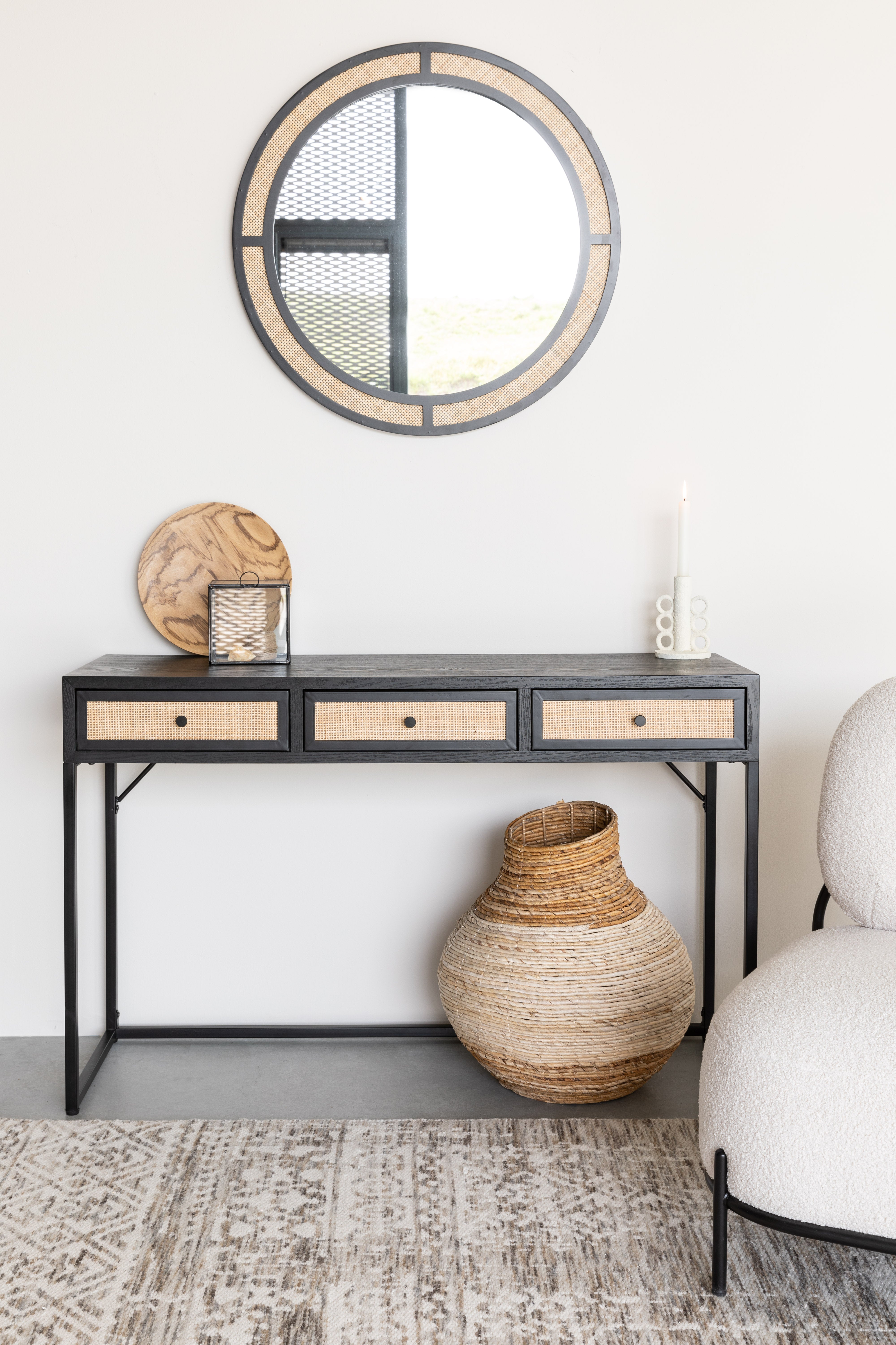 Guuji Black Console mit Rattan