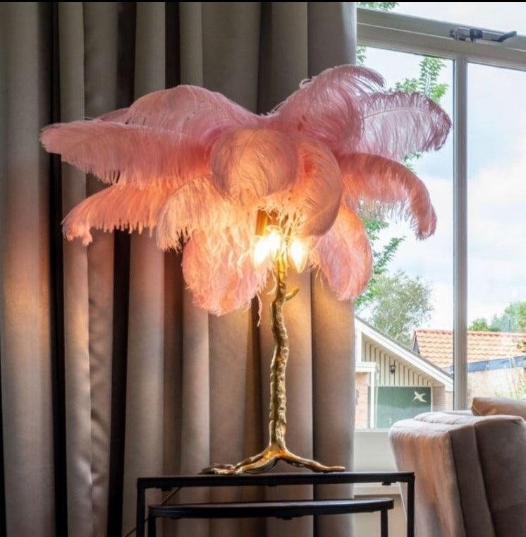 Lampa stołowa UPANOVA różowe pióra Richmond Interiors    Eye on Design