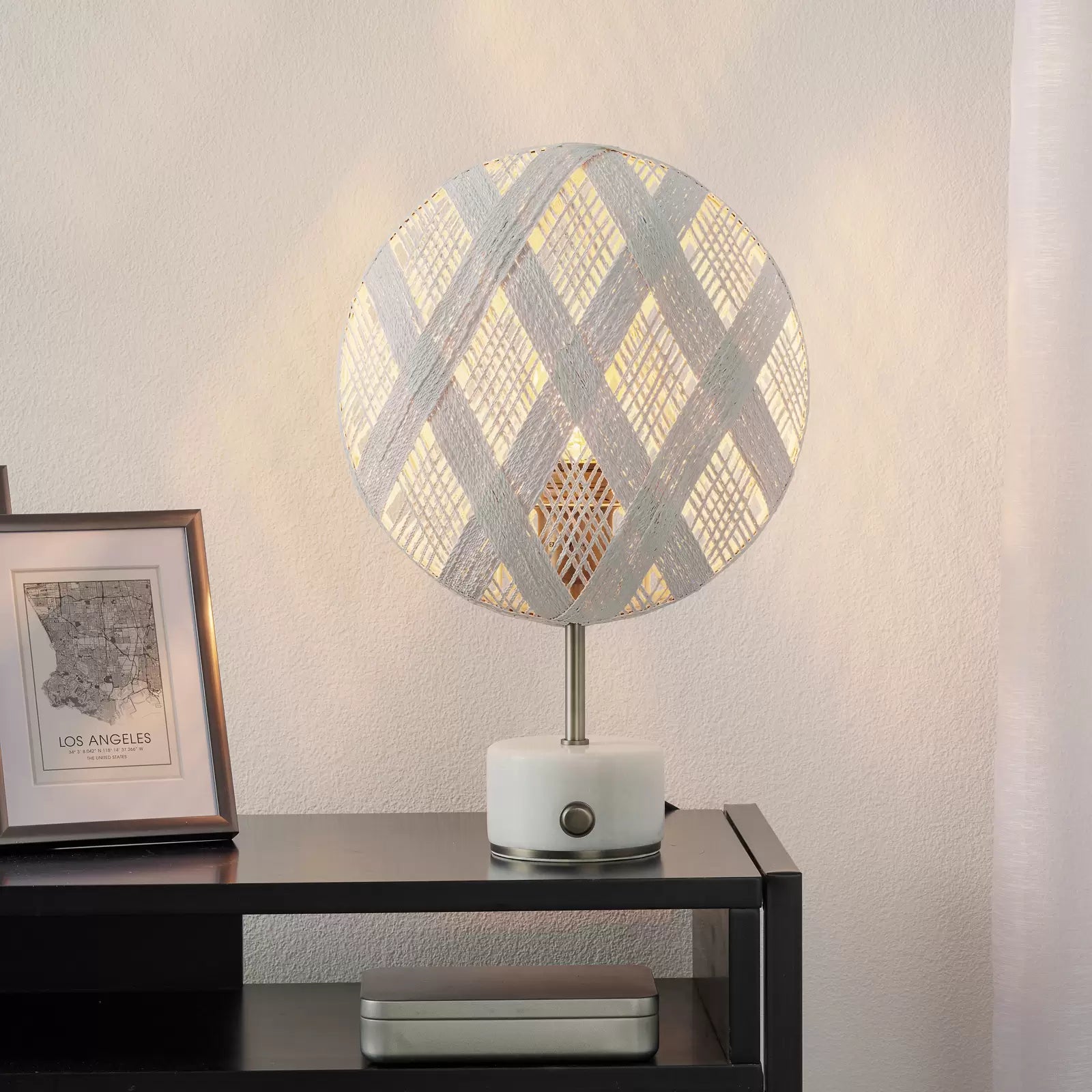 Chanpen Diamant White table lamp with a silver base