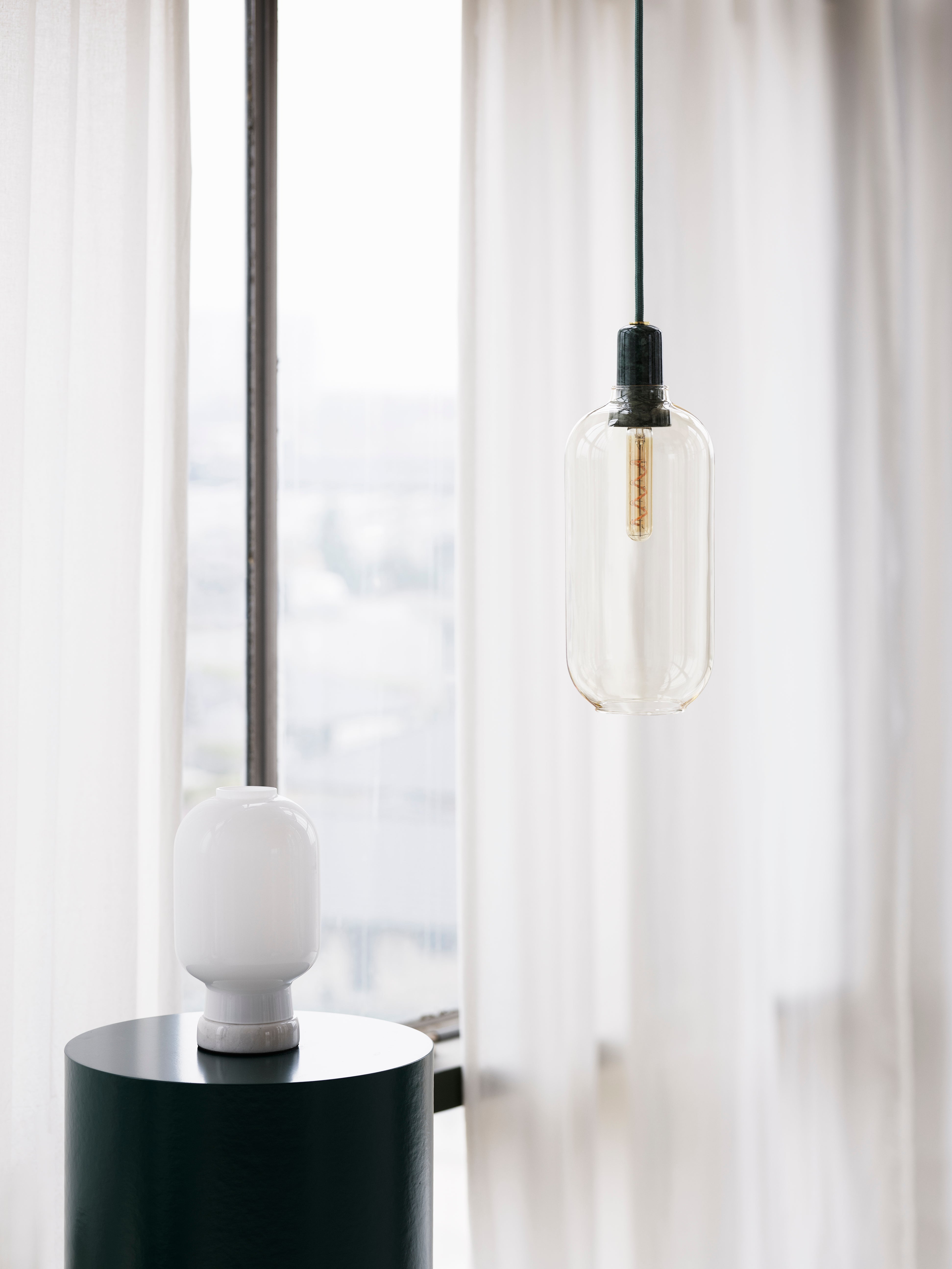 Lampa stołowa AMP białe szkło z białym marmurem