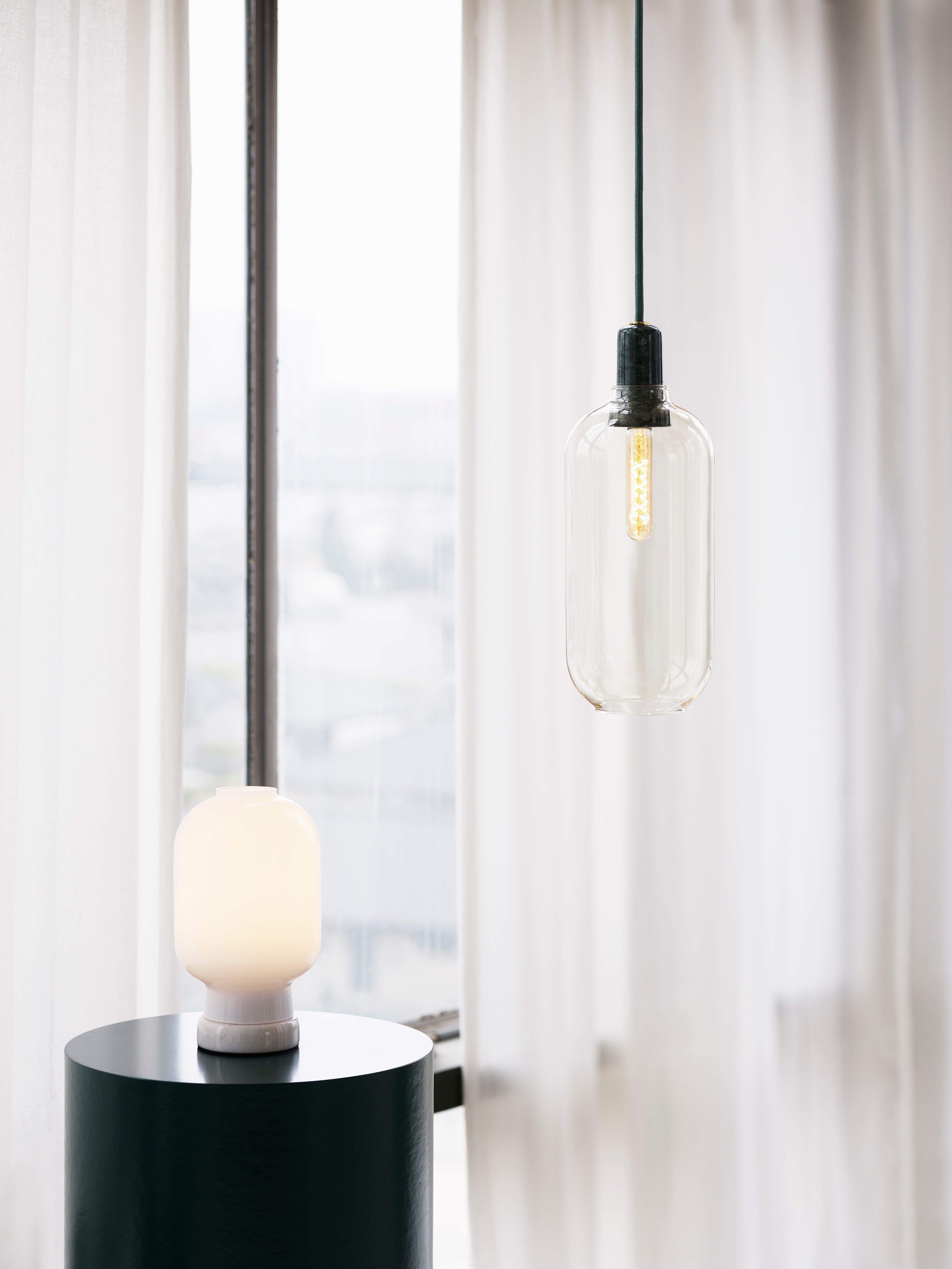 Lampa stołowa AMP białe szkło z białym marmurem