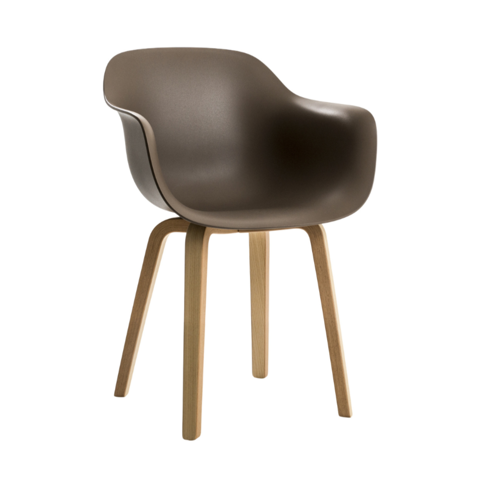 SUBSTANCE brauner Sessel mit Eschengestell