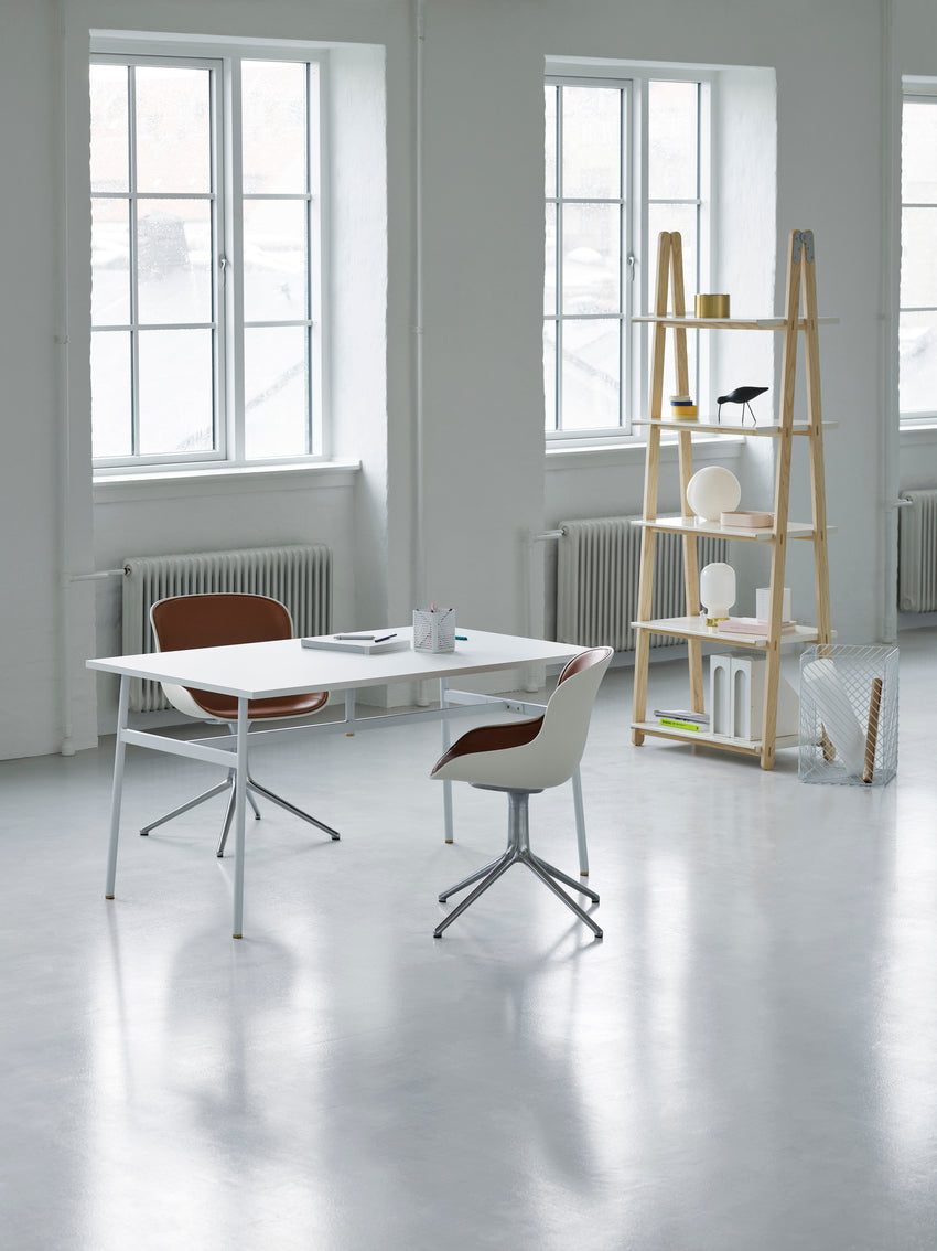 Hyg 4L white upholstered office chair with an aluminum base