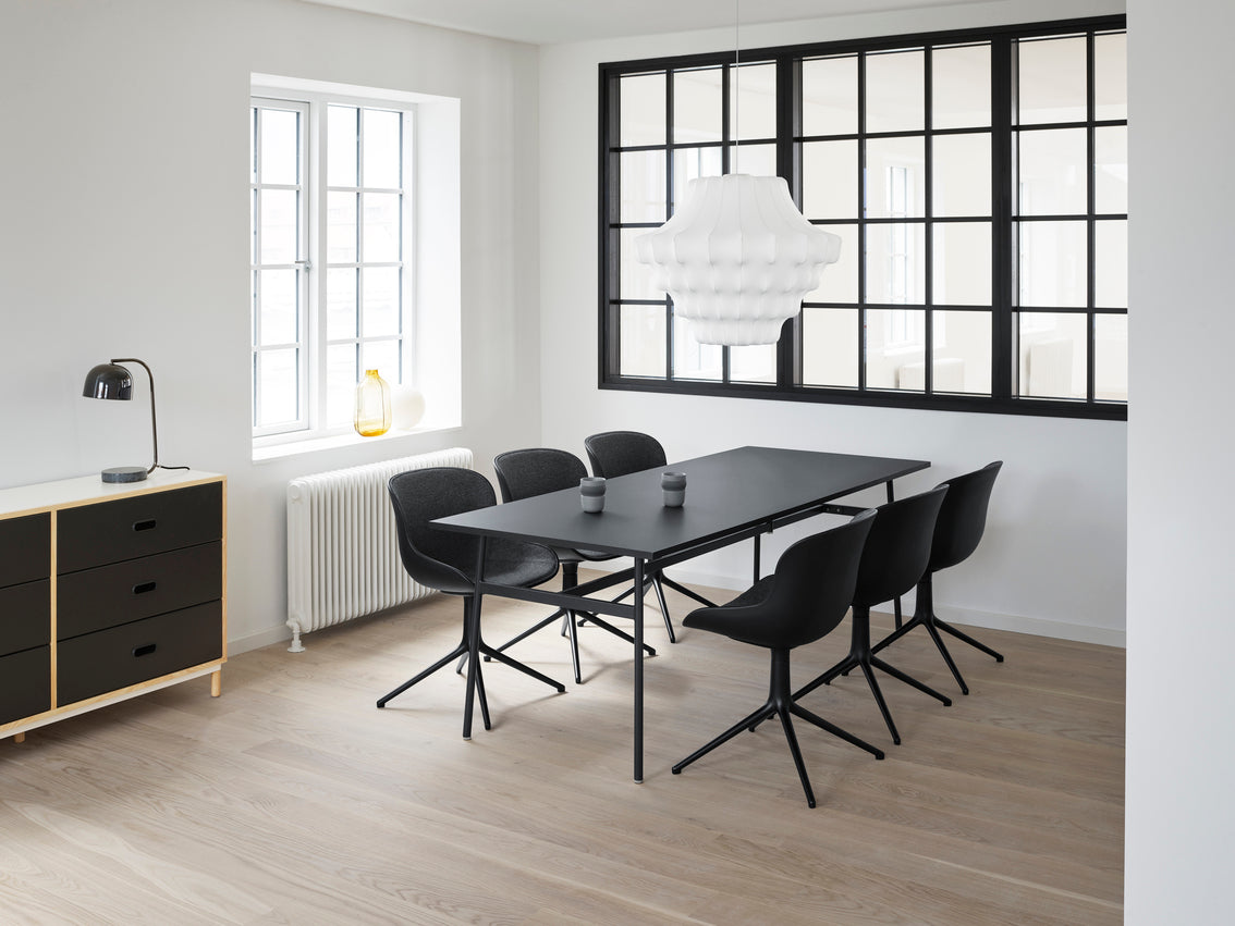 Hyg 4L Black Upholstered Office chair with an aluminum base
