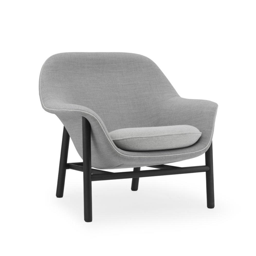 Fotel DRAPE LOW z czarną dębową podstawą