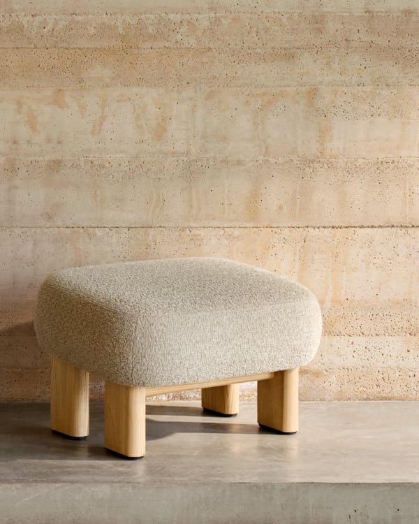 NEMA Beigefarbener Chenille-Pouf mit Eschenholzsockel