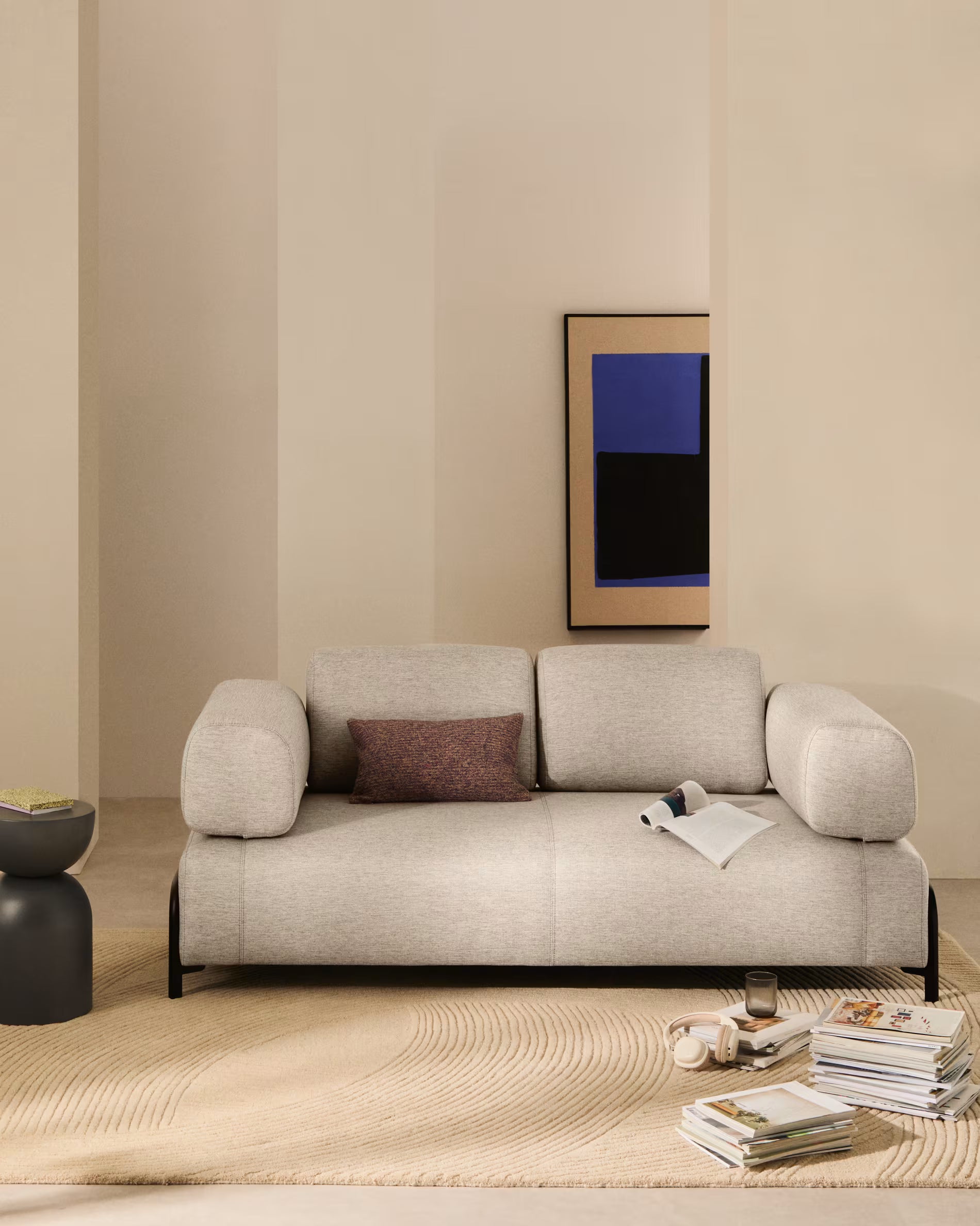 Sofa 2-osobowa z podłokietnikami COMPO szarobeżowy z czarną podstawą