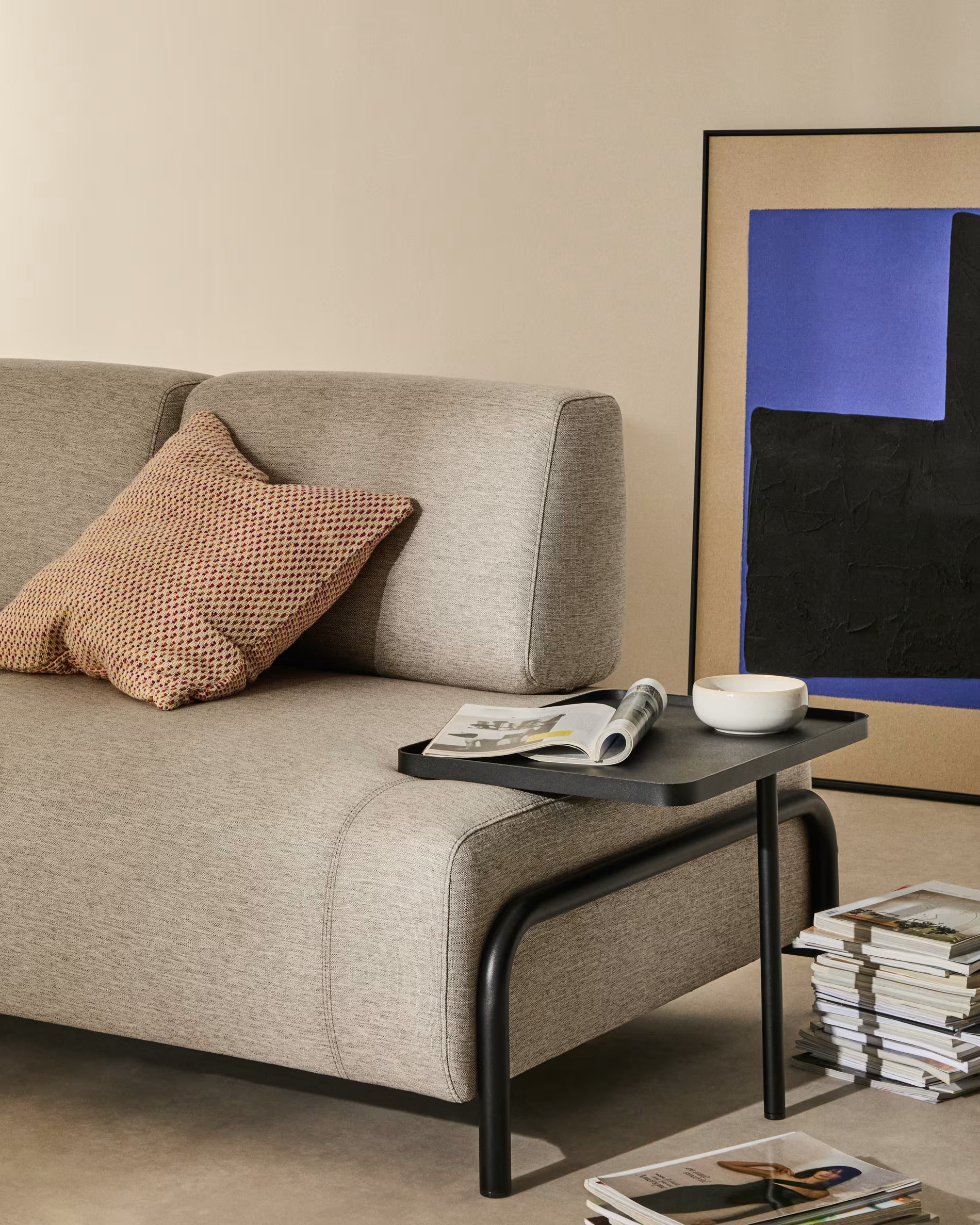 Sofa 2-osobowa lewostronna z półką COMPO szarobeżowy z czarną podstawą