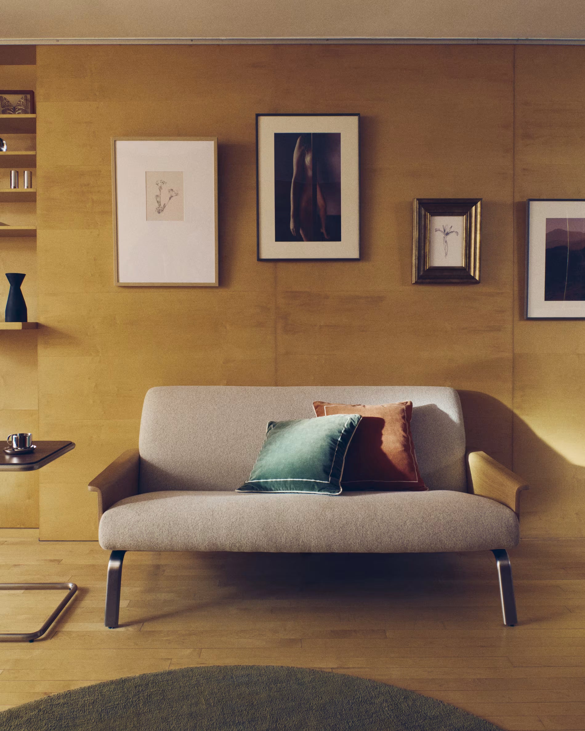 Sofa 2-osobowa AMSEN beżowy ze sklejką dębową i stalową podstawą