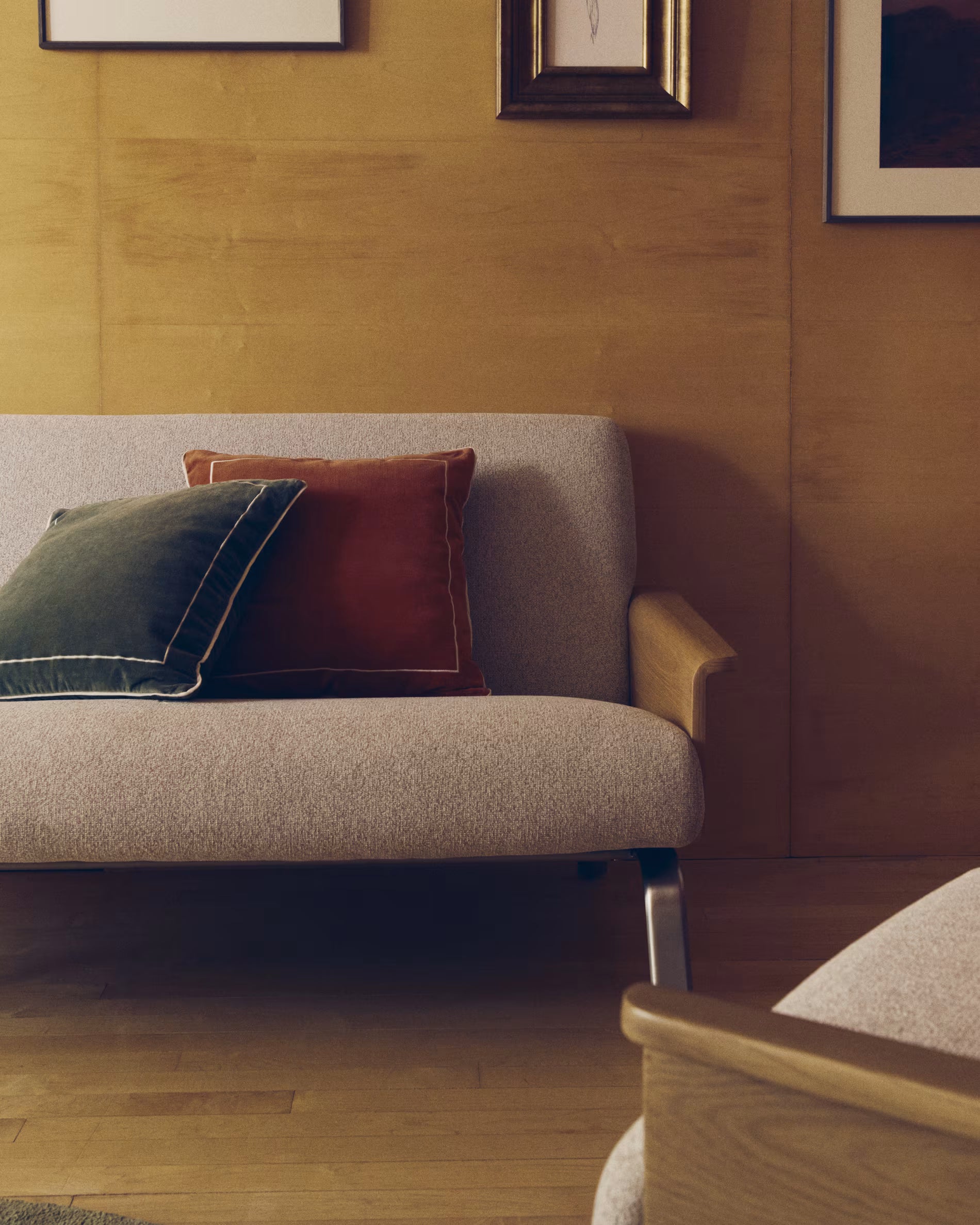 Sofa 2-osobowa AMSEN beżowy ze sklejką dębową i stalową podstawą