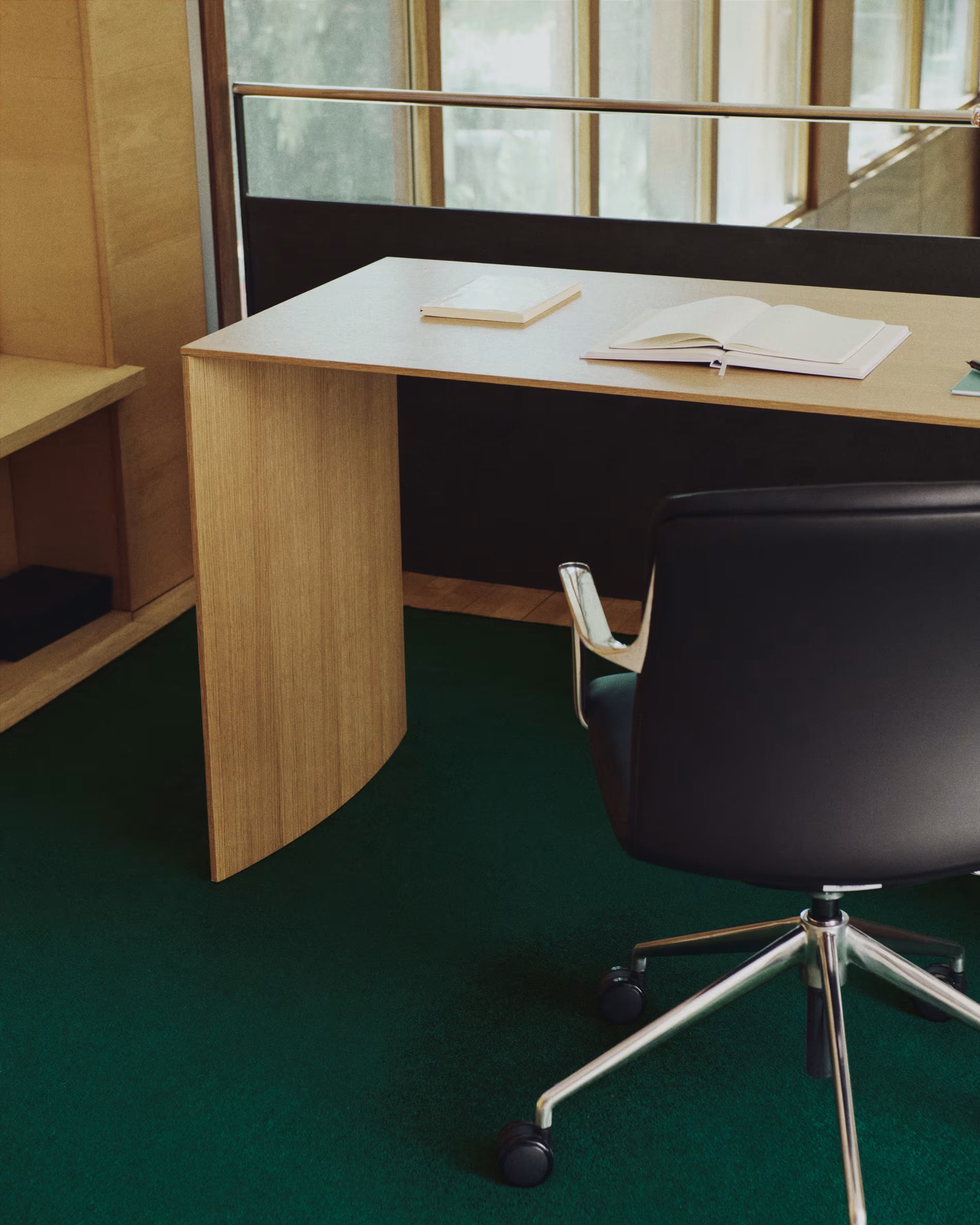 Bürostuhl NERLAN schwarz mit silbernem Fuß