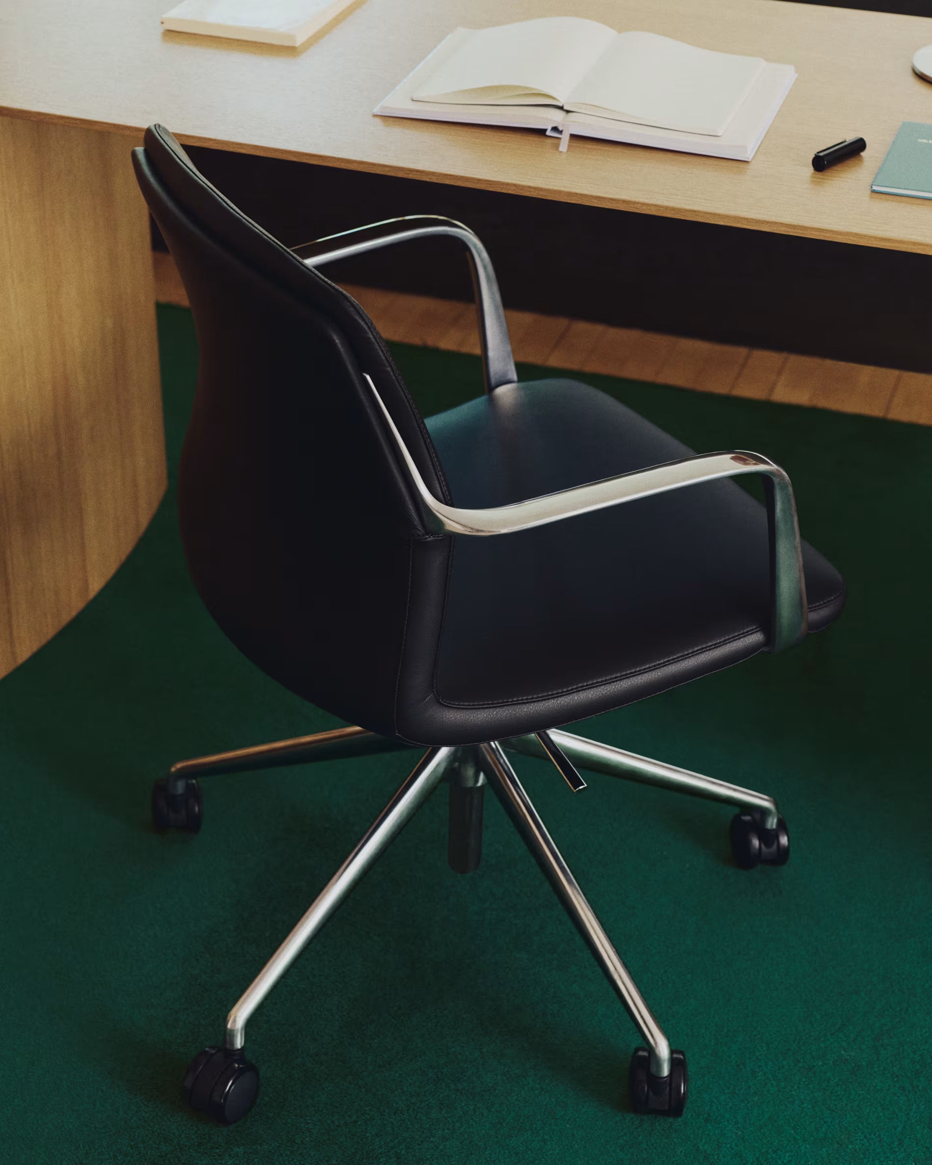 Bürostuhl NERLAN schwarz mit silbernem Fuß