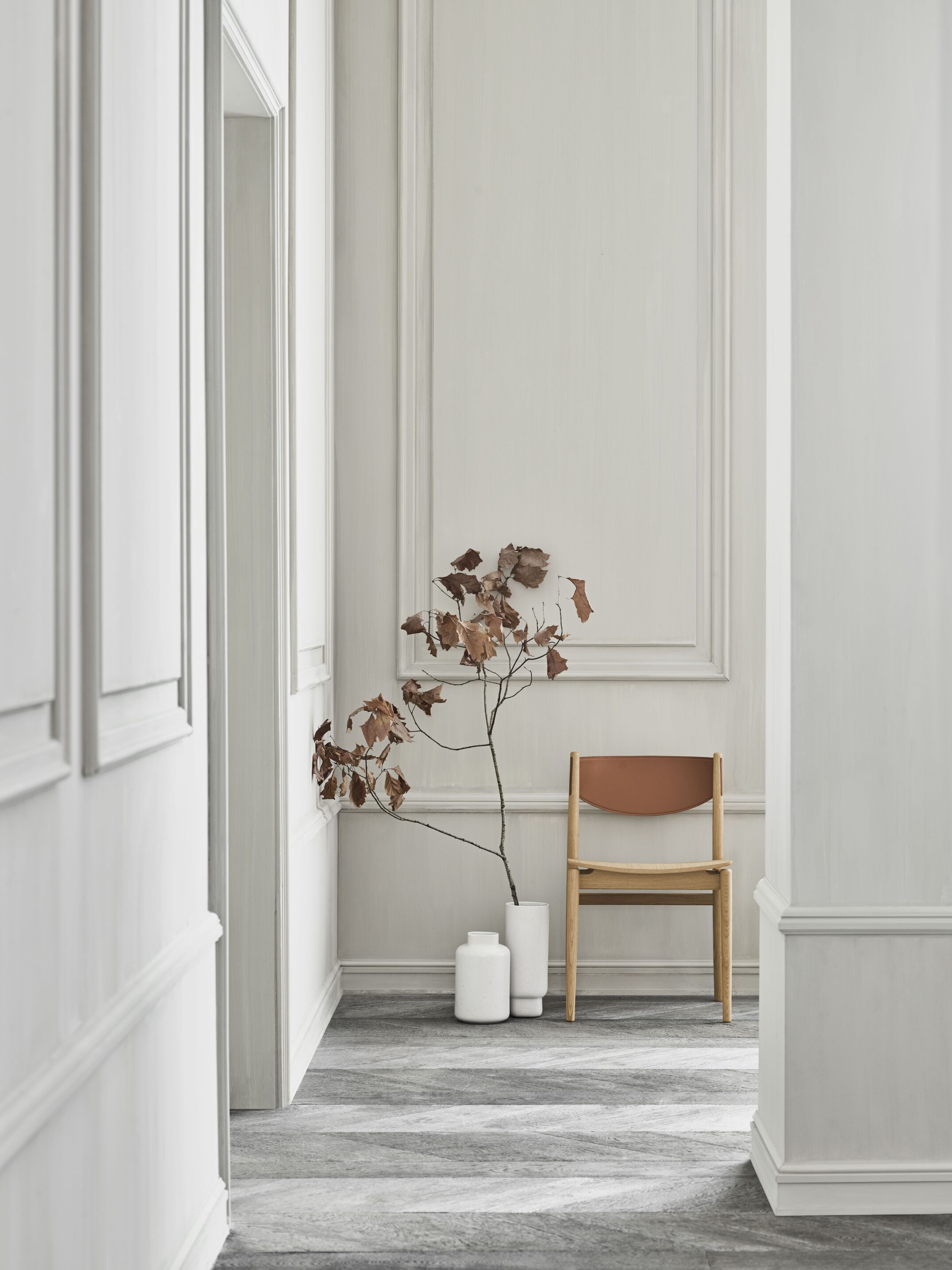 Apelle chair beige leather with an oak base