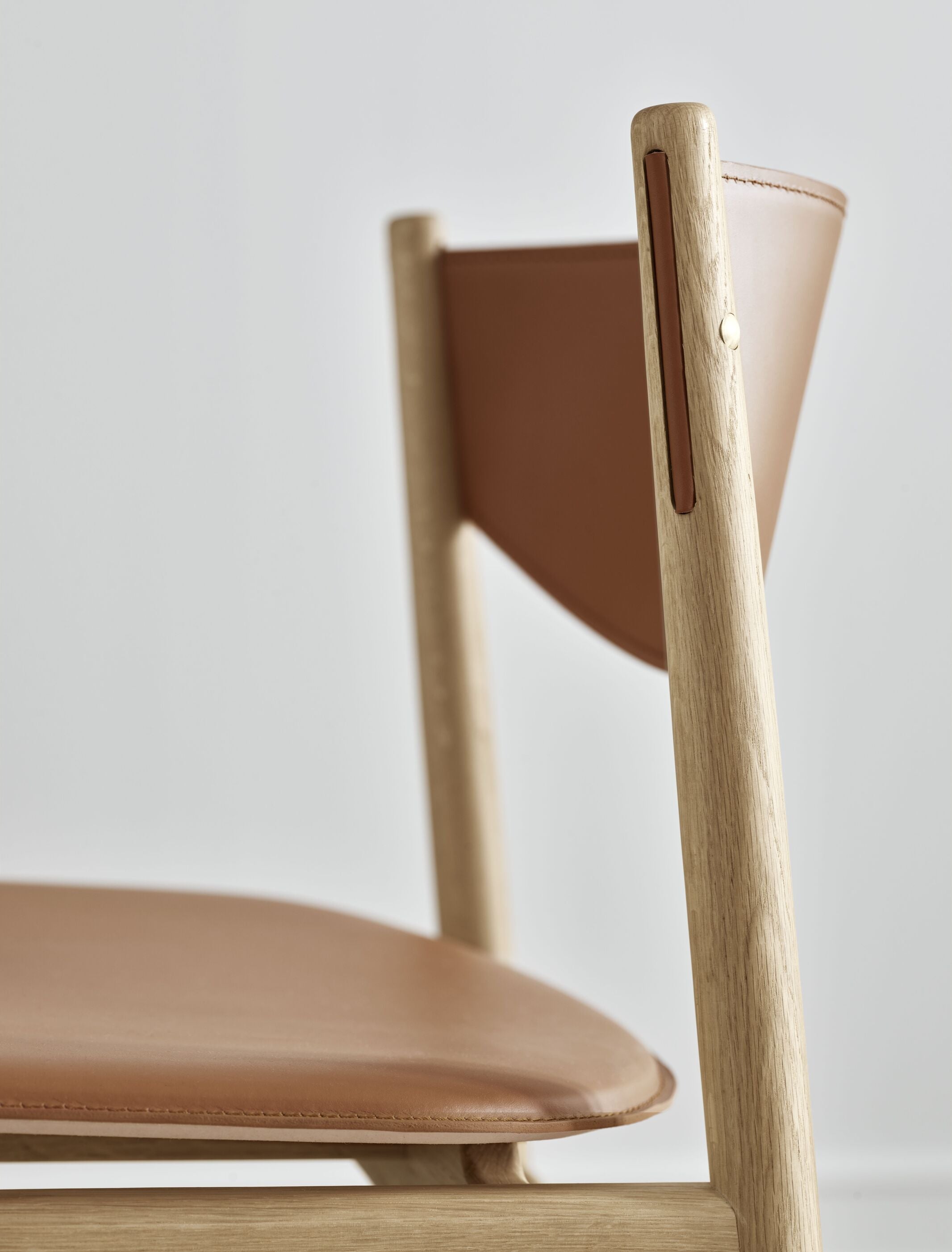 Apelle chair cognac leather with an oak base