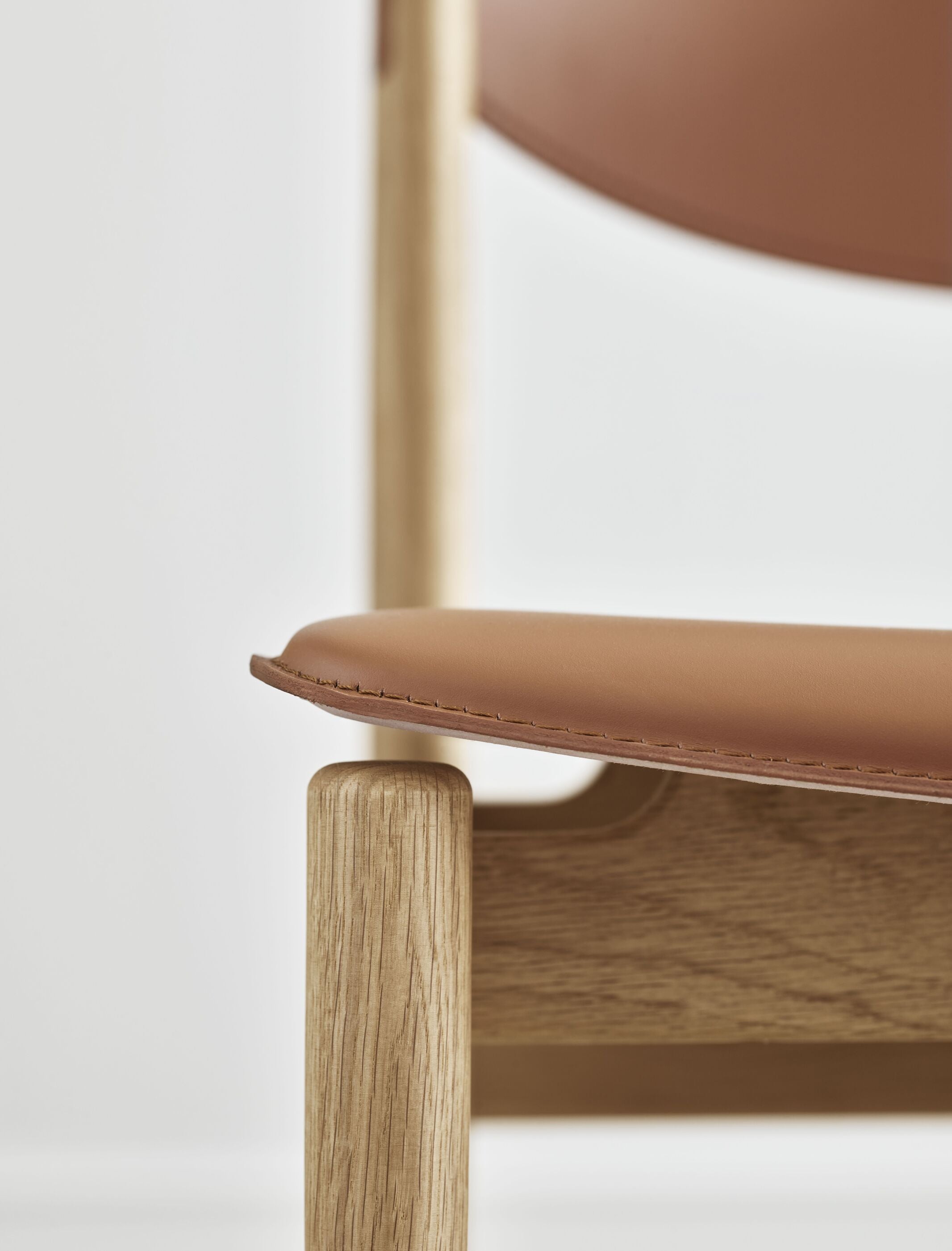 Apelle chair cognac leather with an oak base