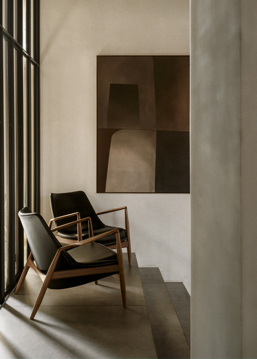 THE SEAL armchair gray with walnut base [Julia]