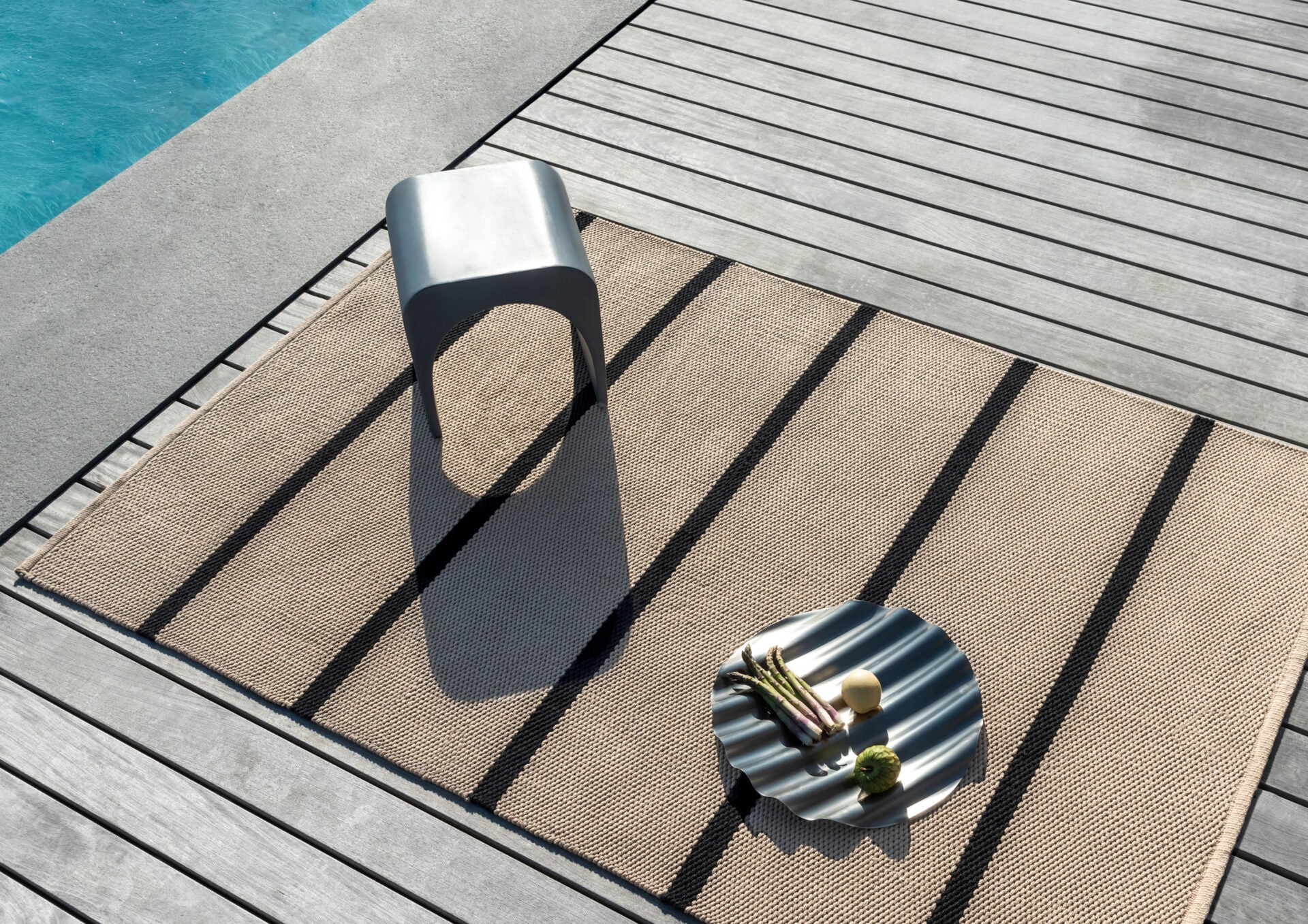 Deck beige with black outer rug