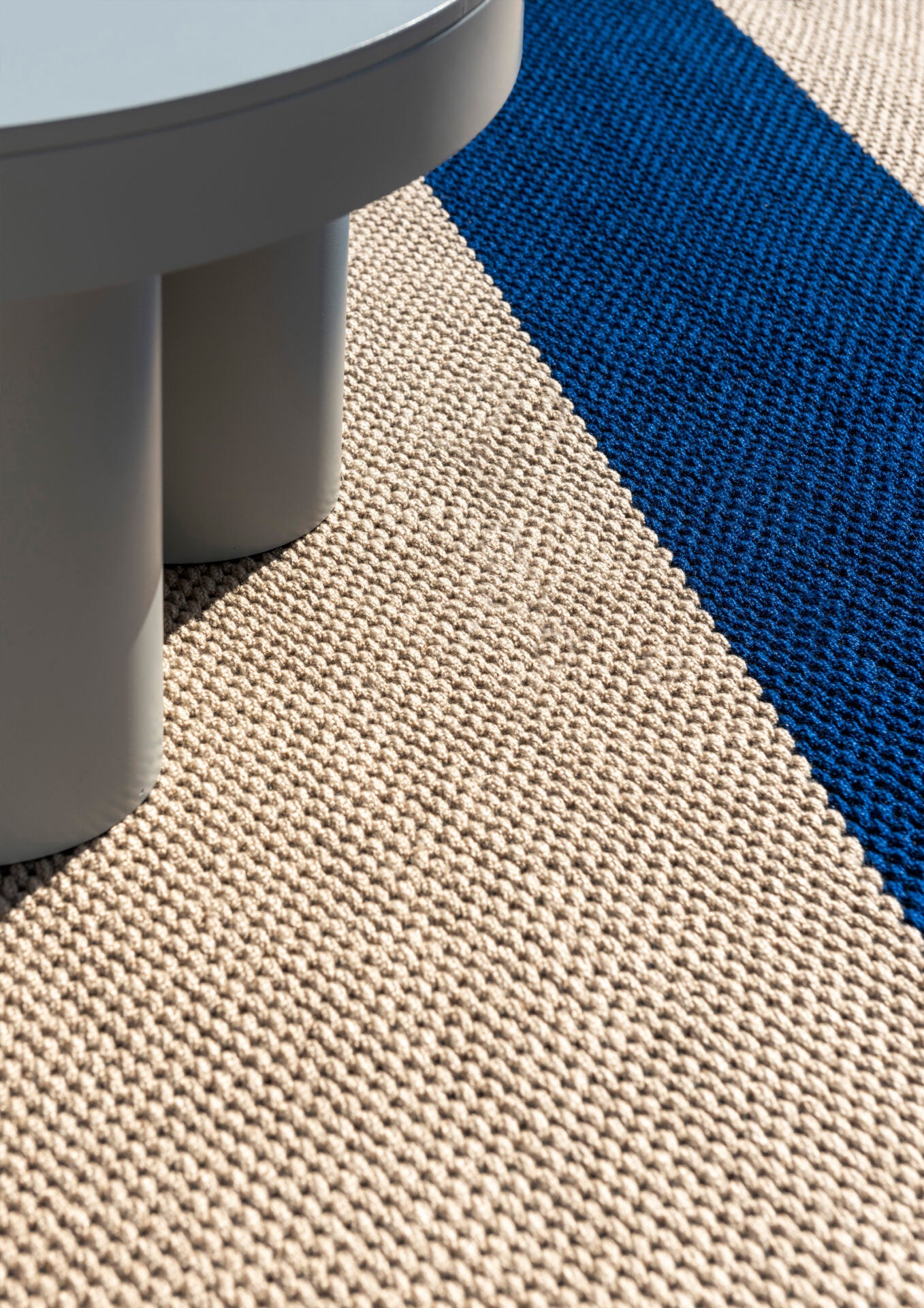 Deck Beige mit blauem Außenteppich