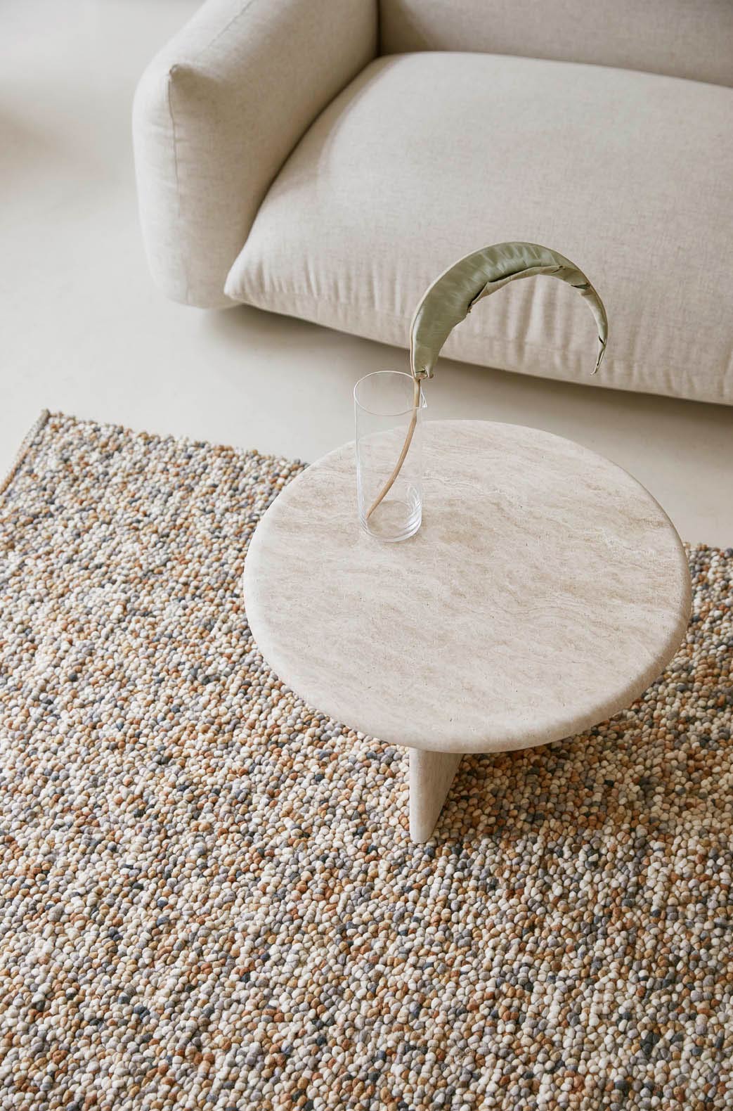 Dark bebble pebble rug