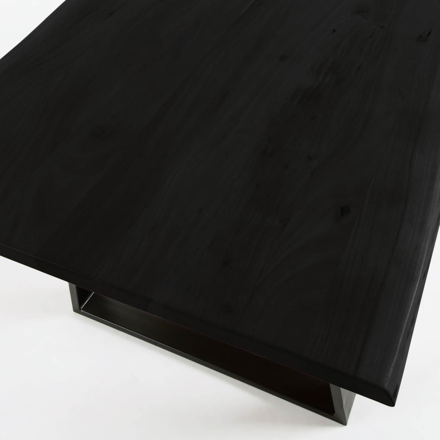 Stół ALAIA czarne drewno akacjowe z czarną podstawą La Forma    Eye on Design
