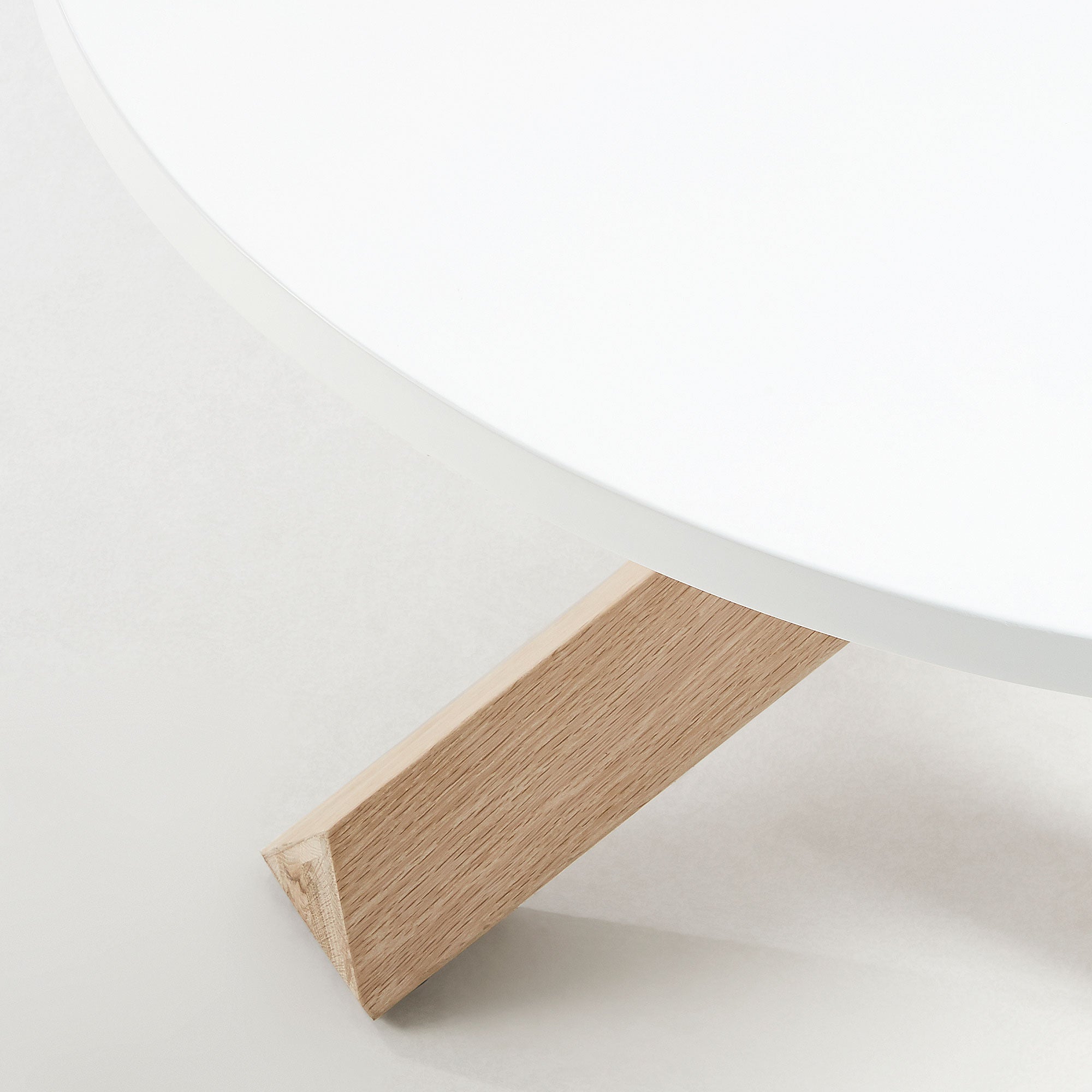 Stolik kawowy LOTUS biały z drewnianą podstawą La Forma    Eye on Design