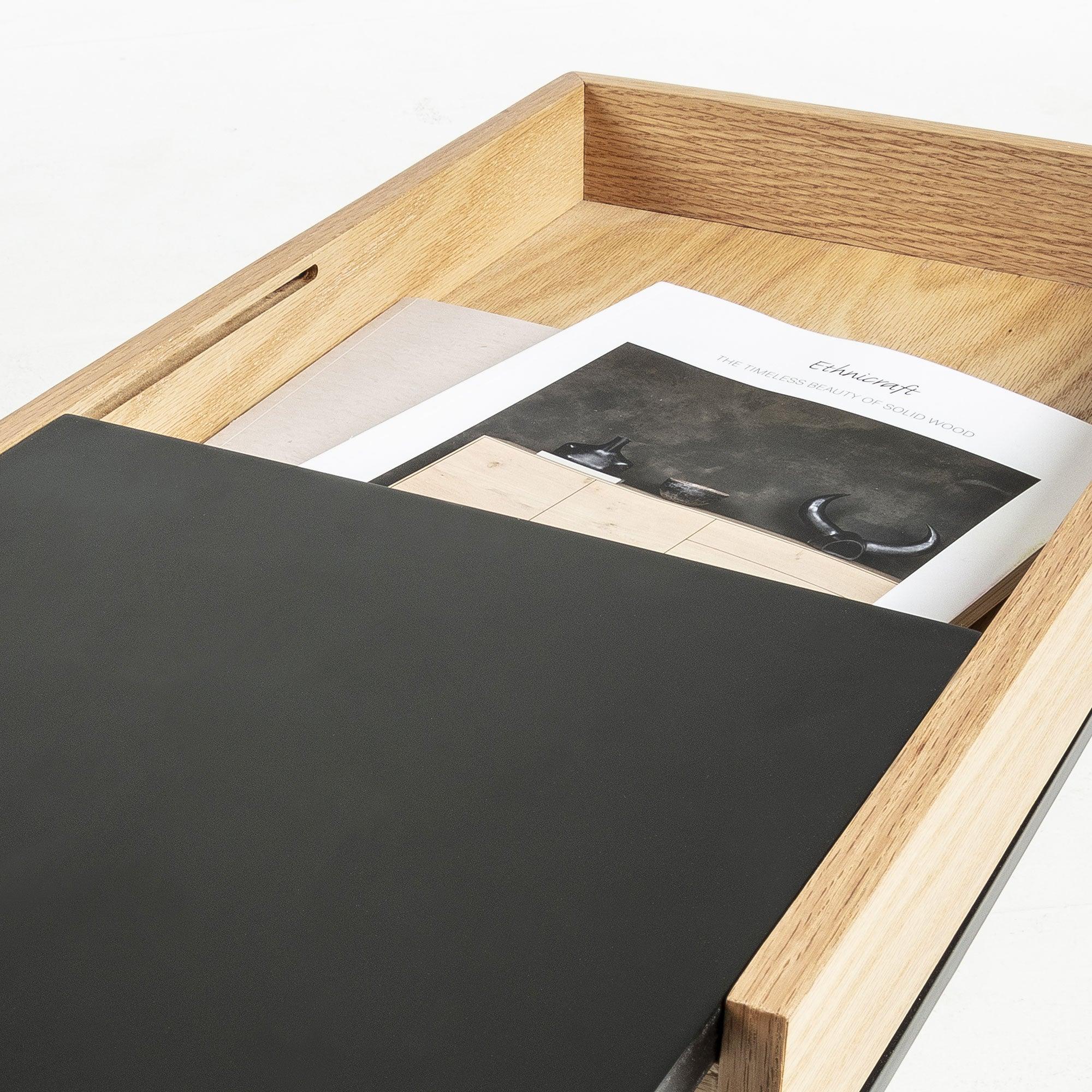 Stolik boczny DETAIL drewniany z czarną podstawą La Forma    Eye on Design