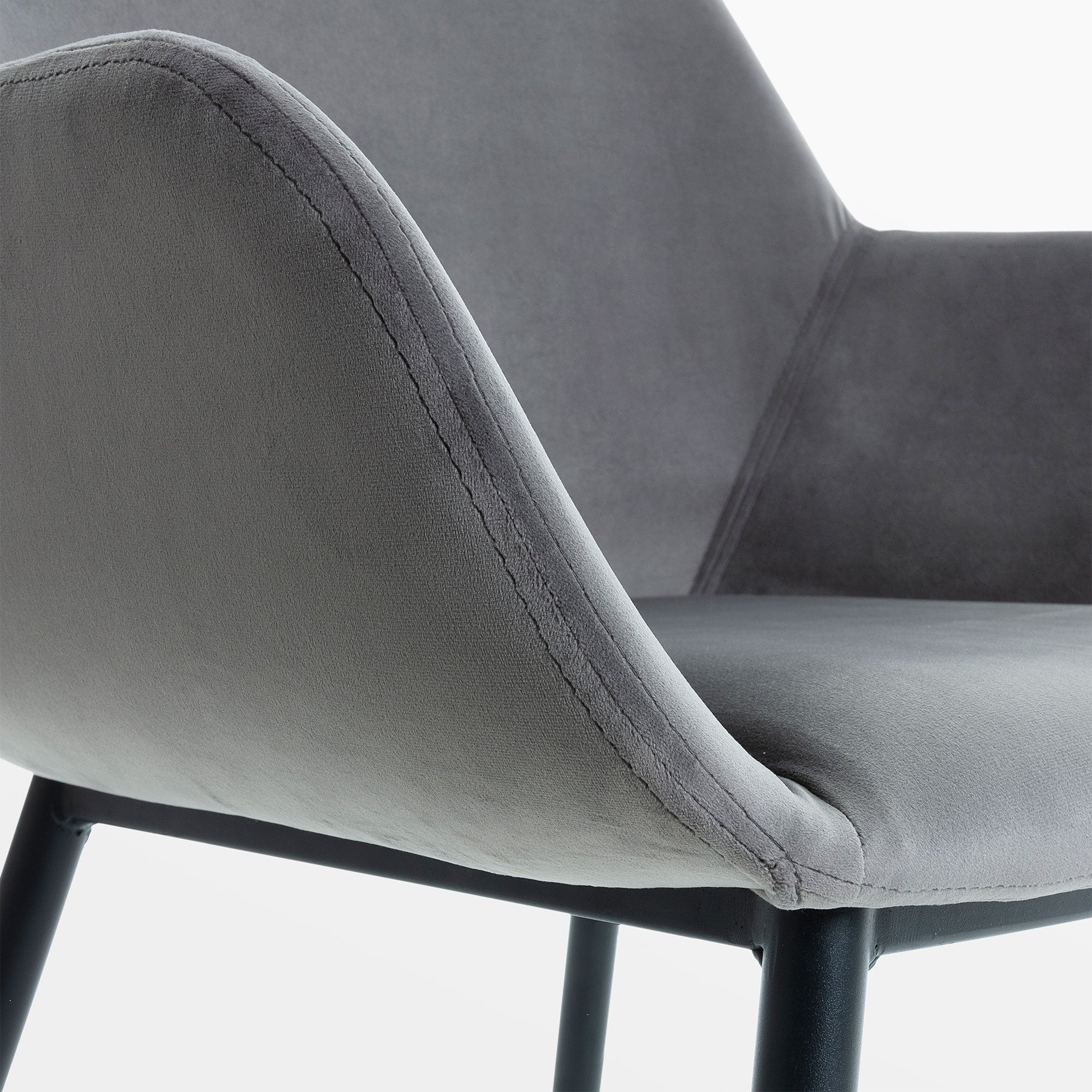 Krzesło aksamitne KONNA szary z czarną podstawą La Forma    Eye on Design