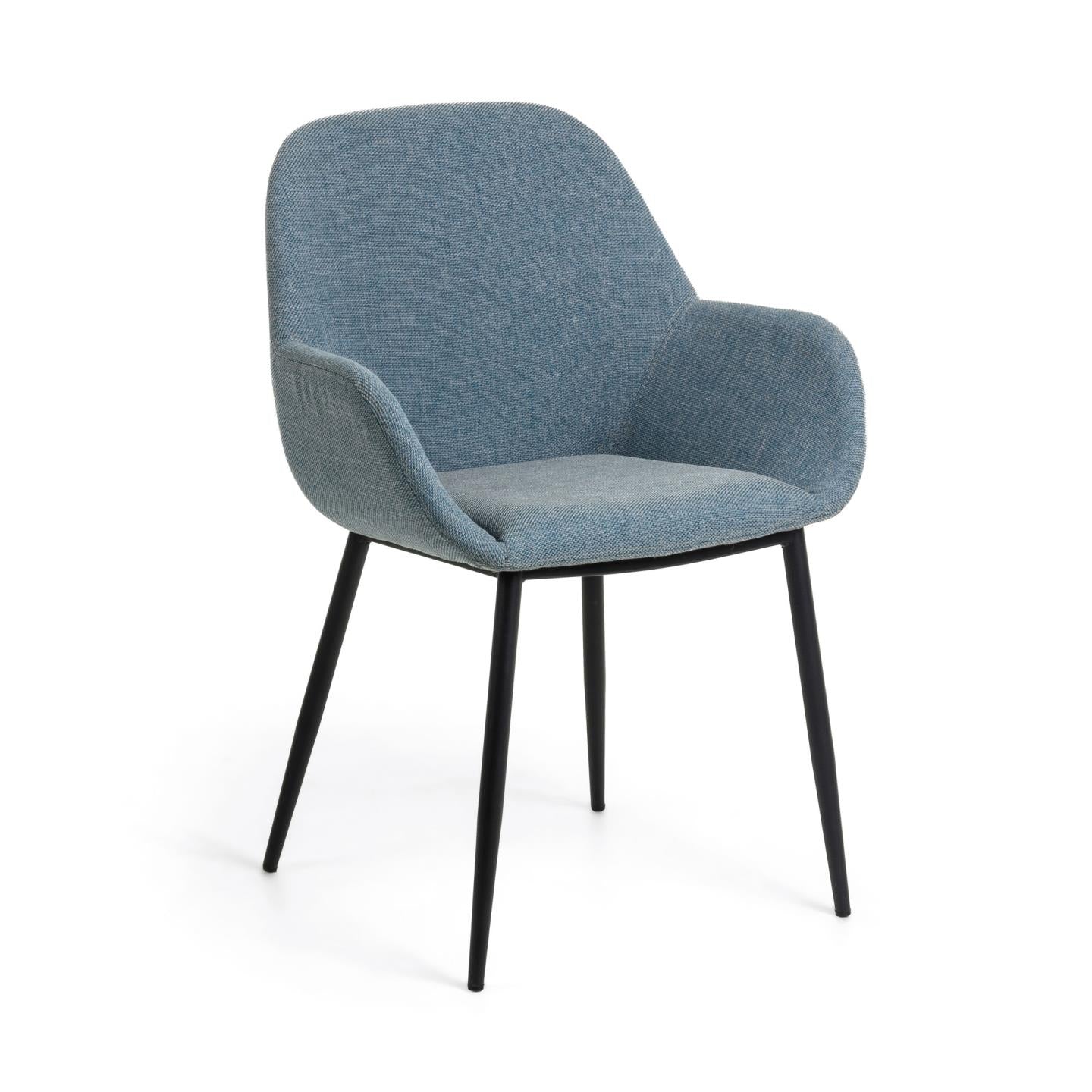 Krzesło w tkaninie szenilowej KONNA jasnoniebieski z czarną podstawą La Forma    Eye on Design