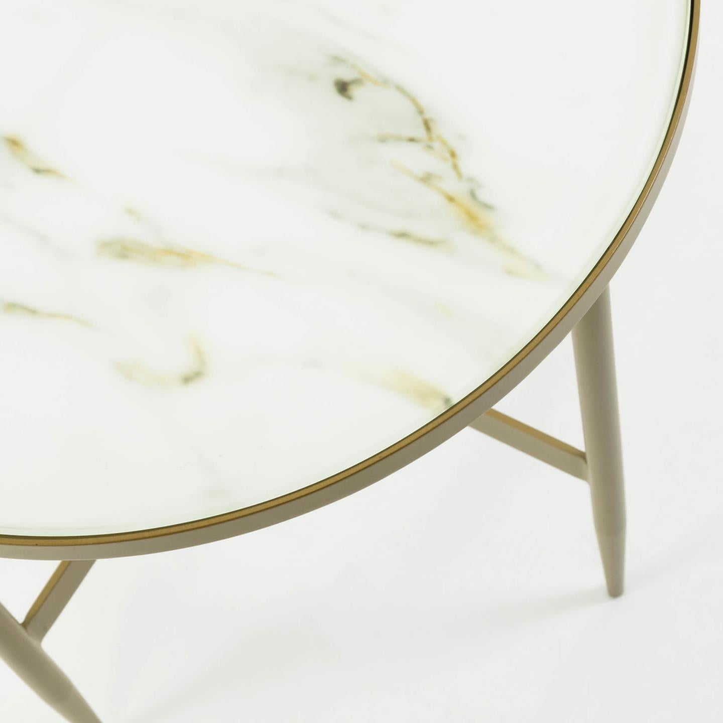 Stolik boczny ELISENDA białe szkło ze złotą podstawą La Forma    Eye on Design