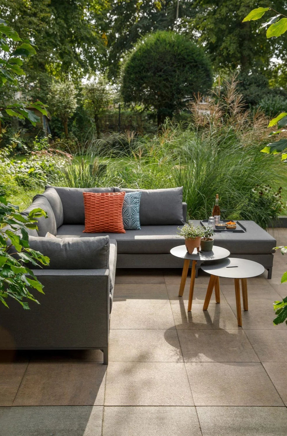 Garden corner right -sided gray slicilies