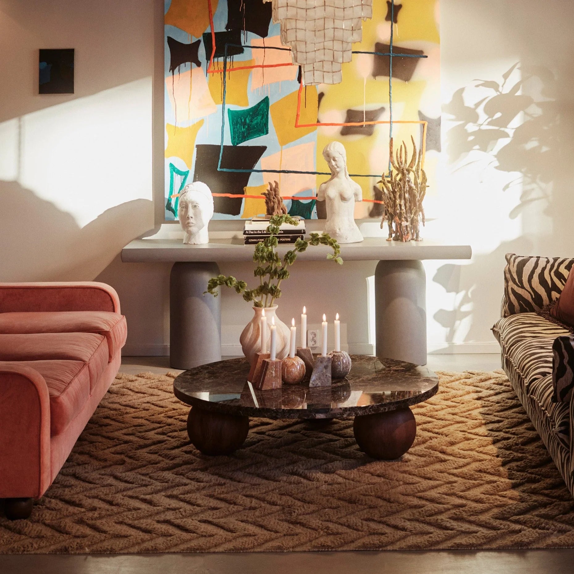 Runder Couchtisch SPHERE aus Emperador-Marmor mit Eschenbasis